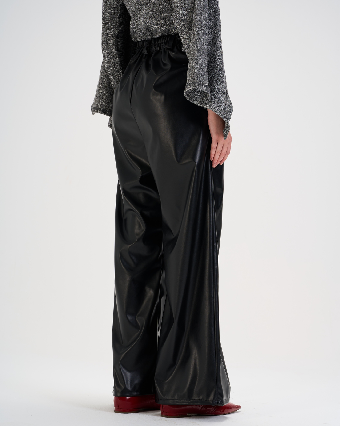 Main pants in black leather