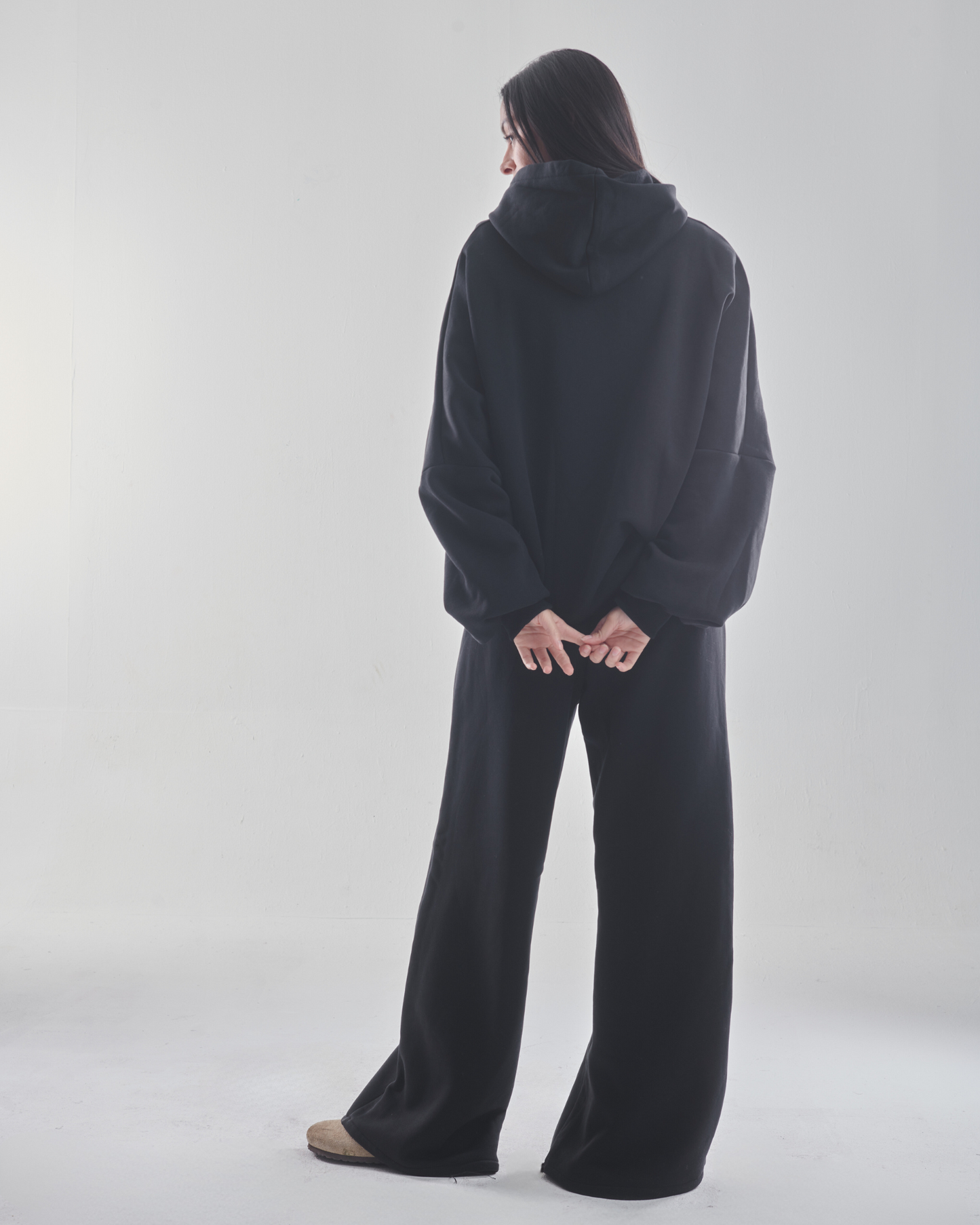 Drop sleeves sweatshirt in black