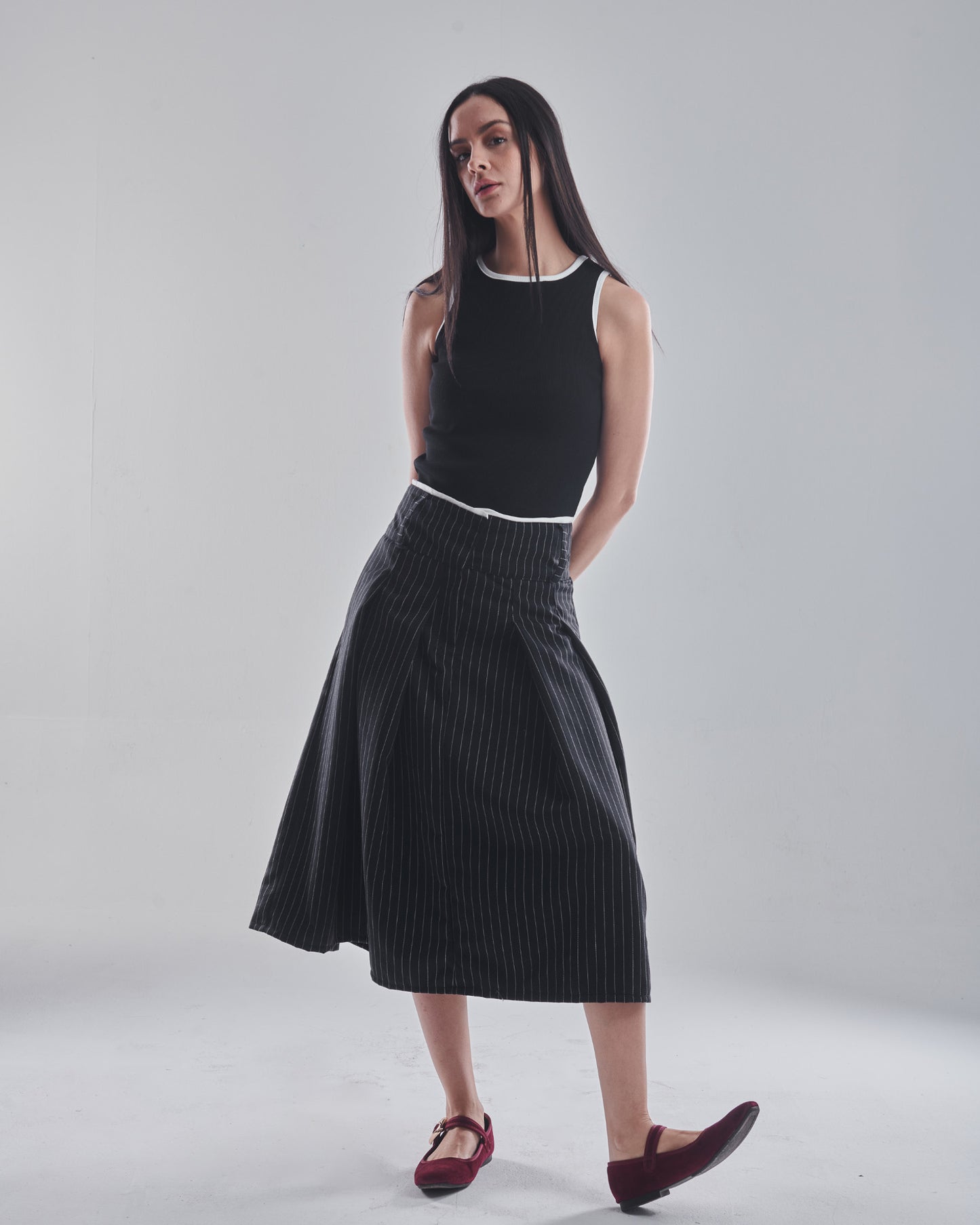 Low waist midi skirt in black