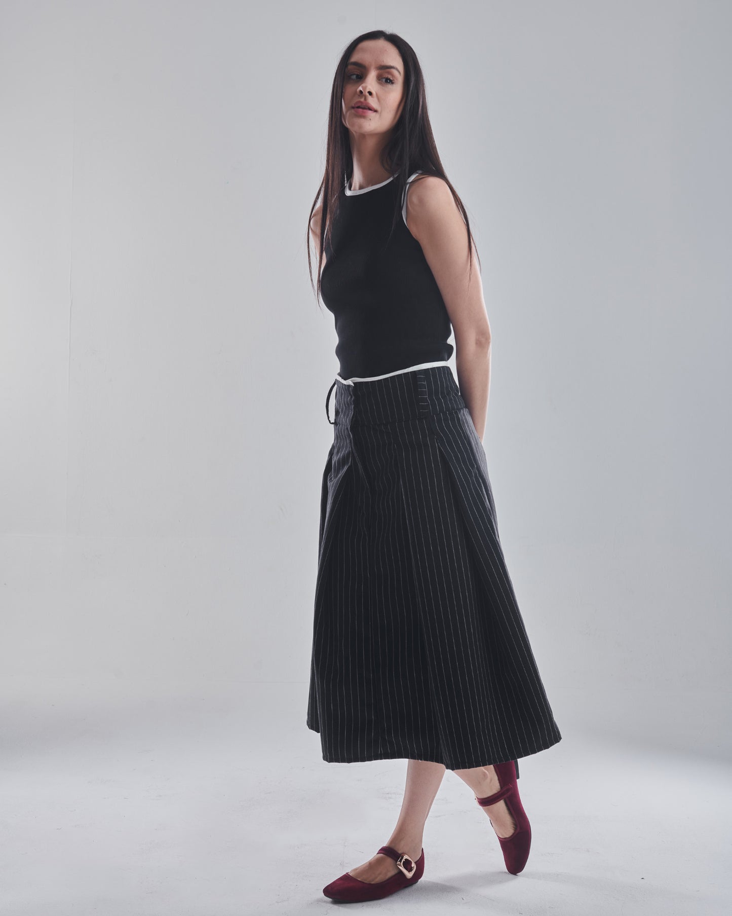 Low waist midi skirt in black