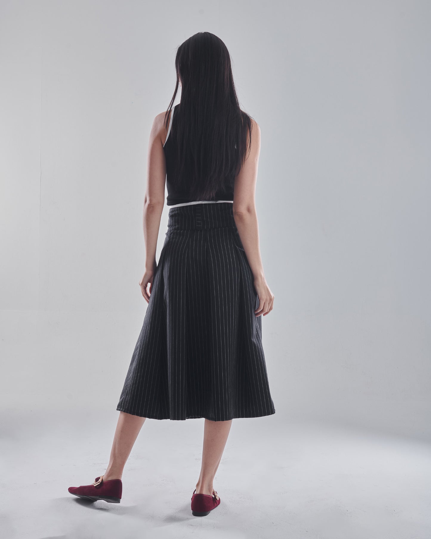 Low waist midi skirt in black
