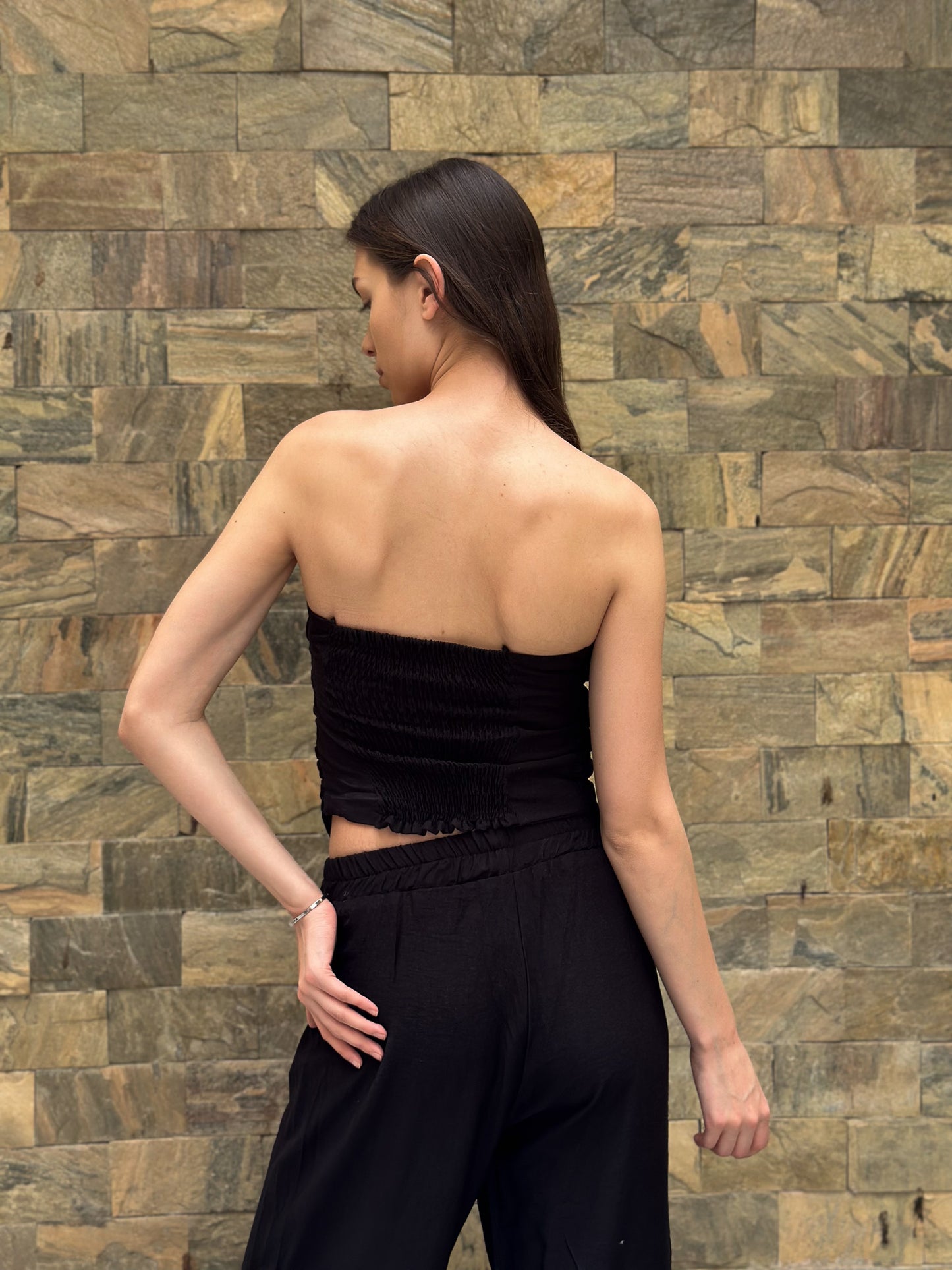 Pleated V top in black