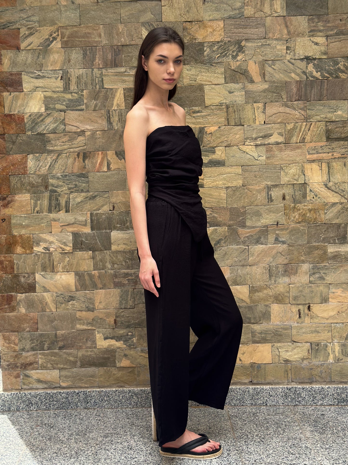 Pleated V top in black