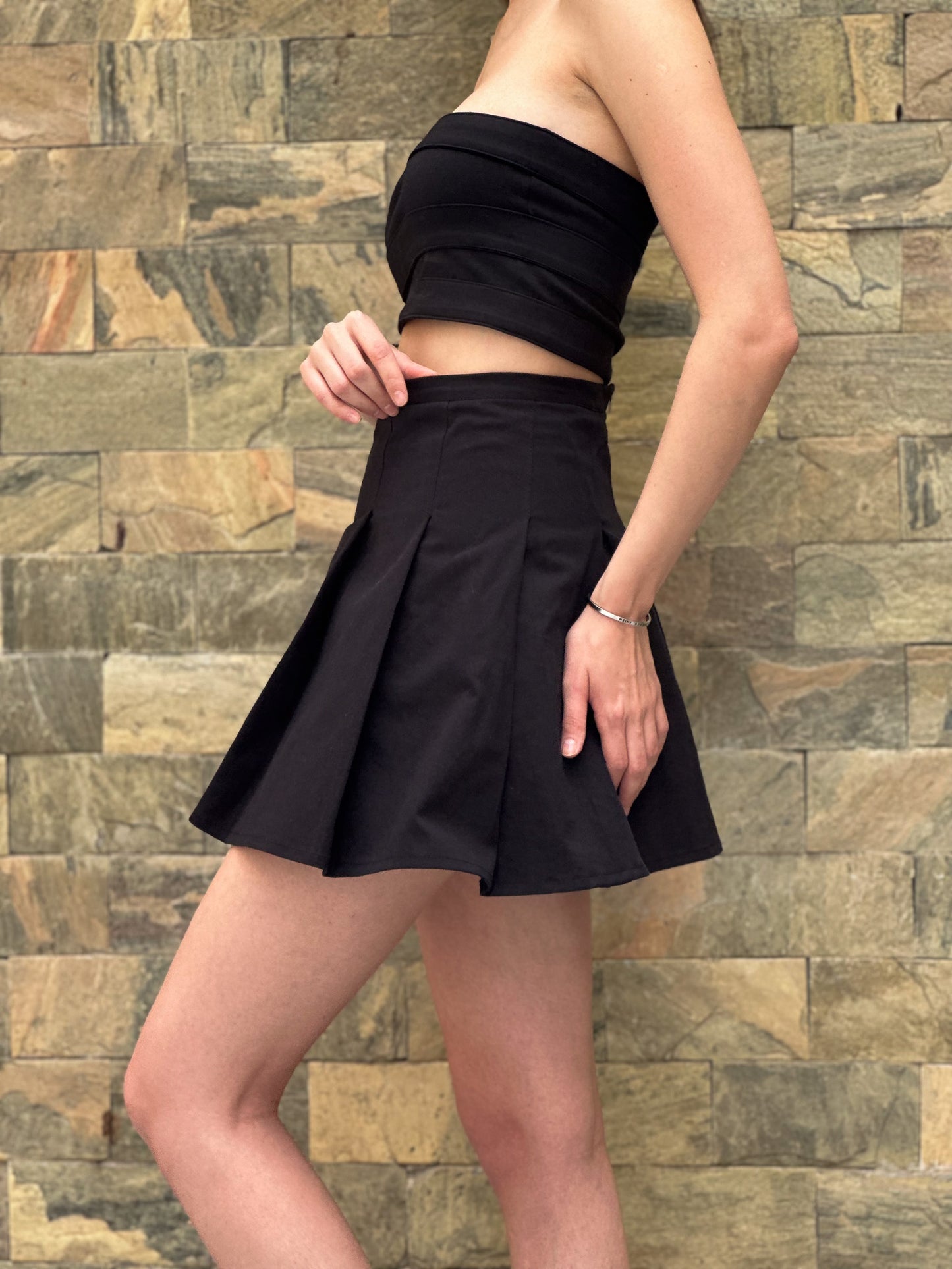 Pleated mini skirt in black