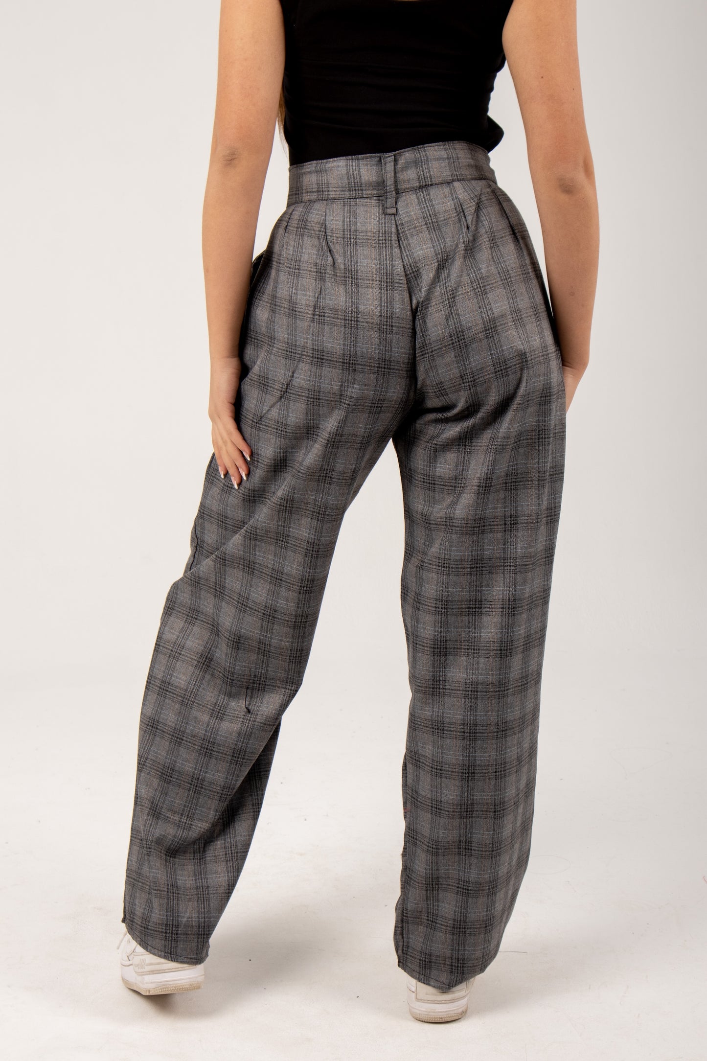 Check pants in grey
