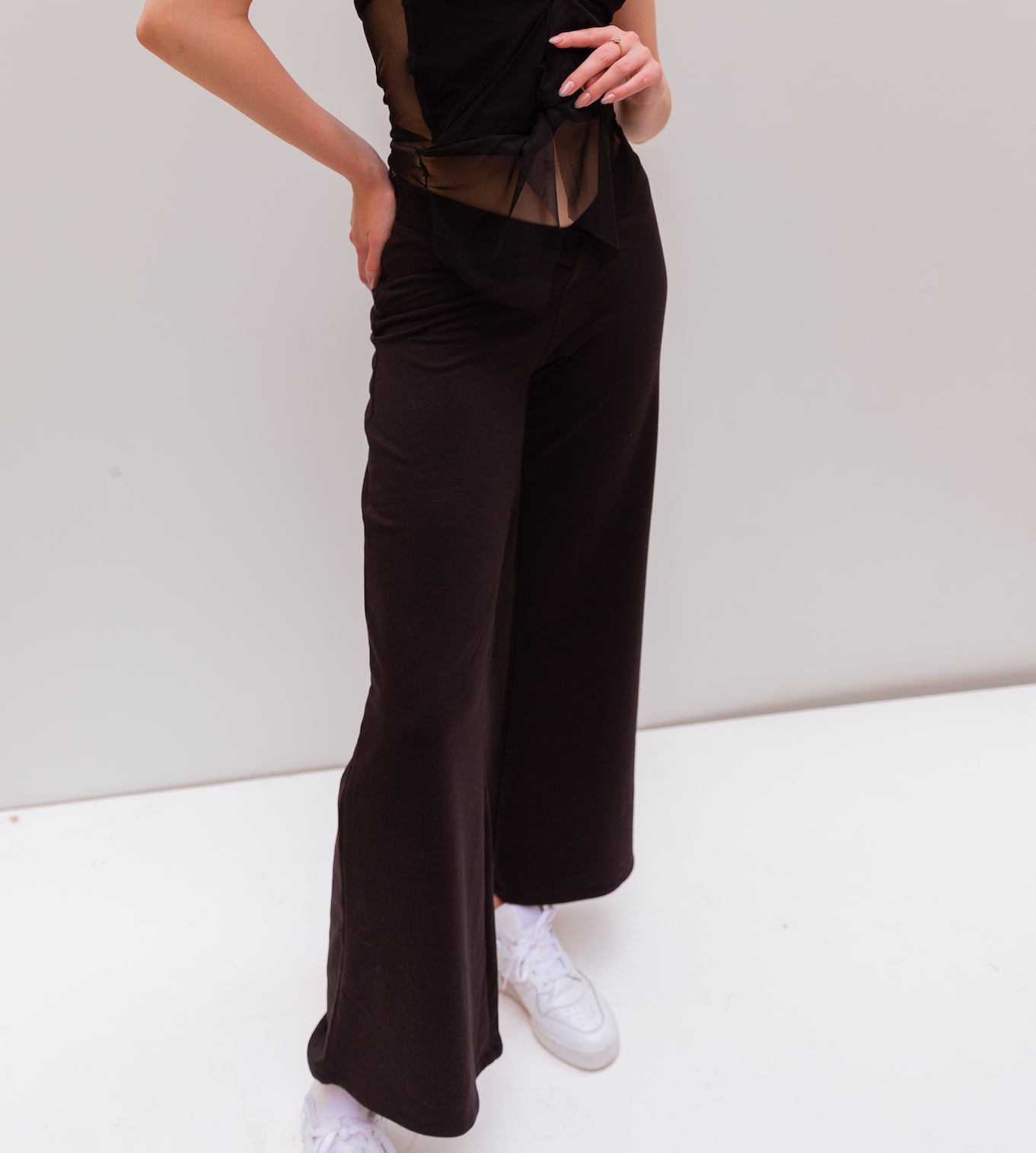 V pants in black