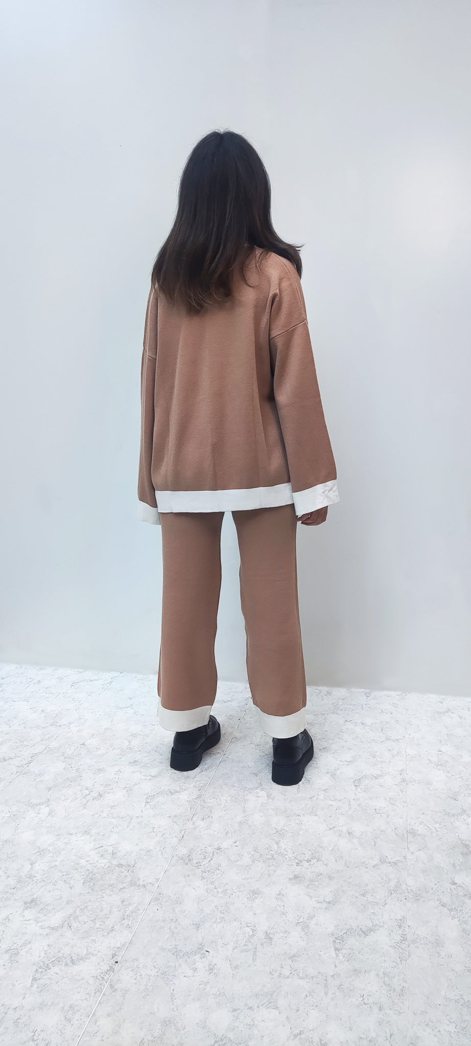 Straight set in beige