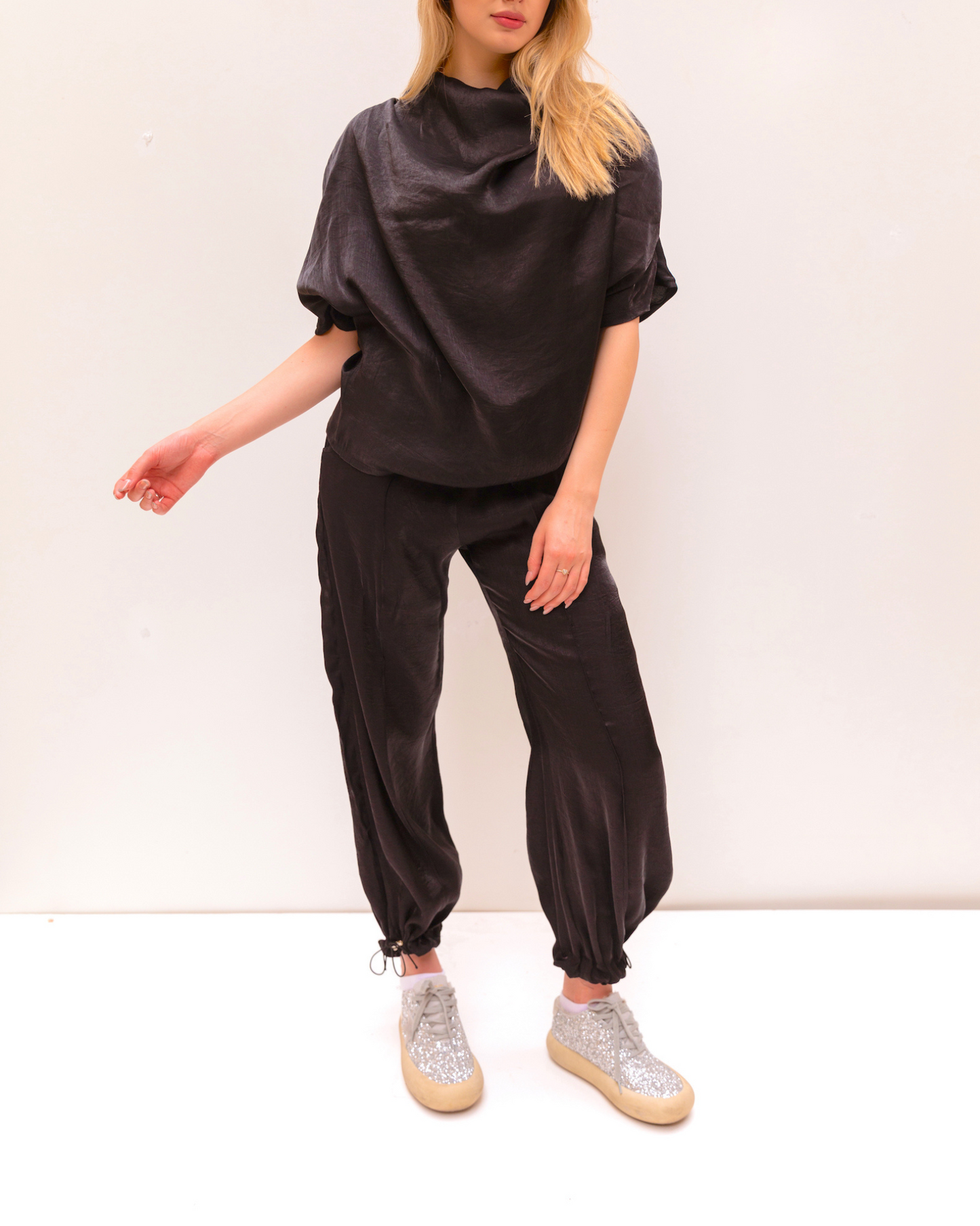 Shimmery pants in black