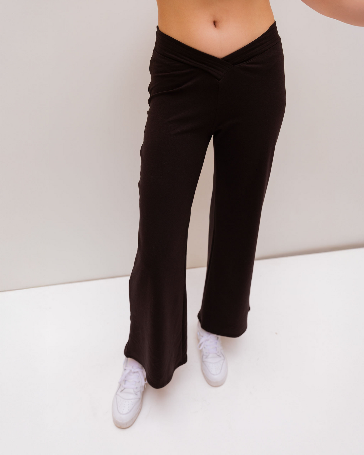 V pants in black