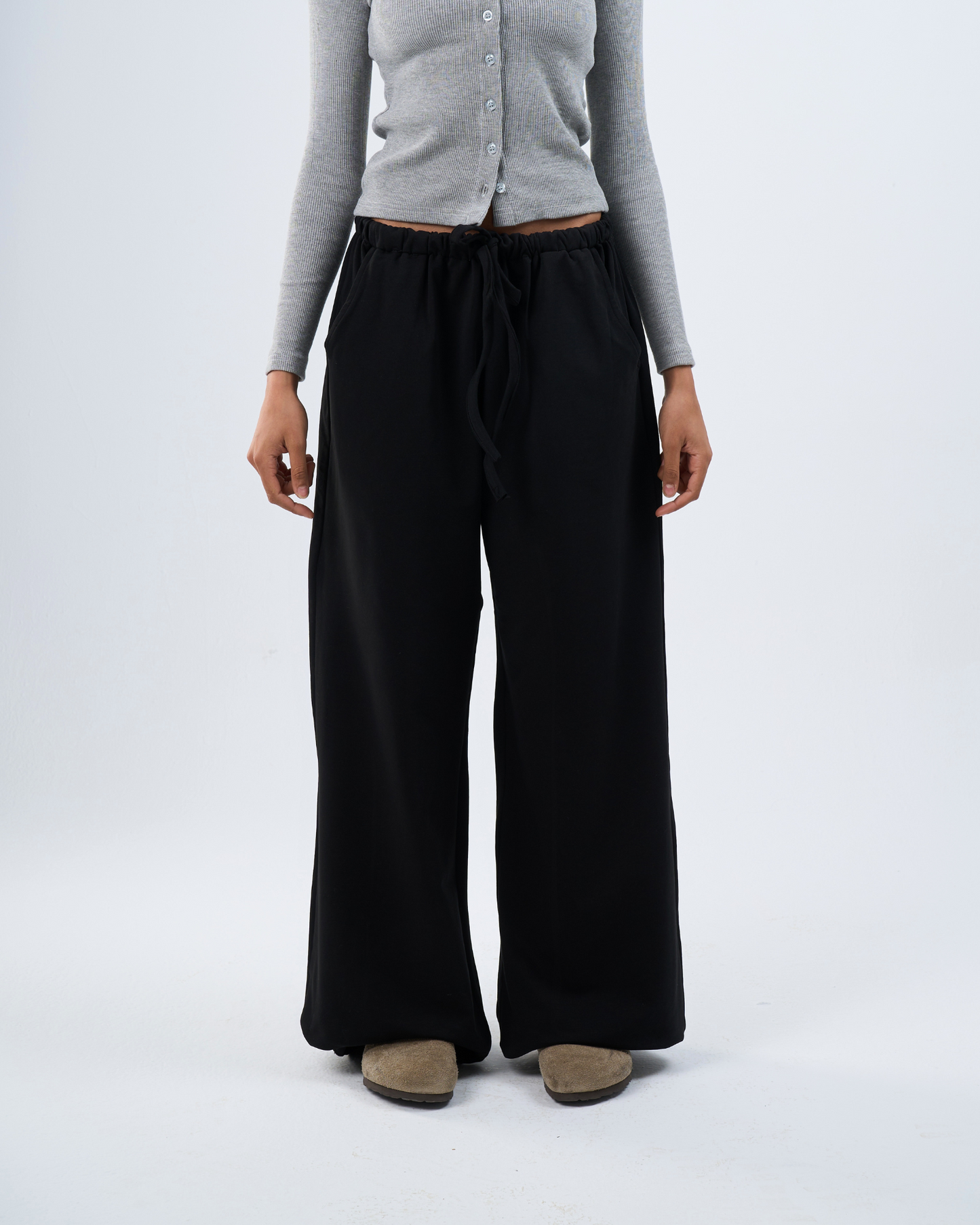 Relaxed pants in black