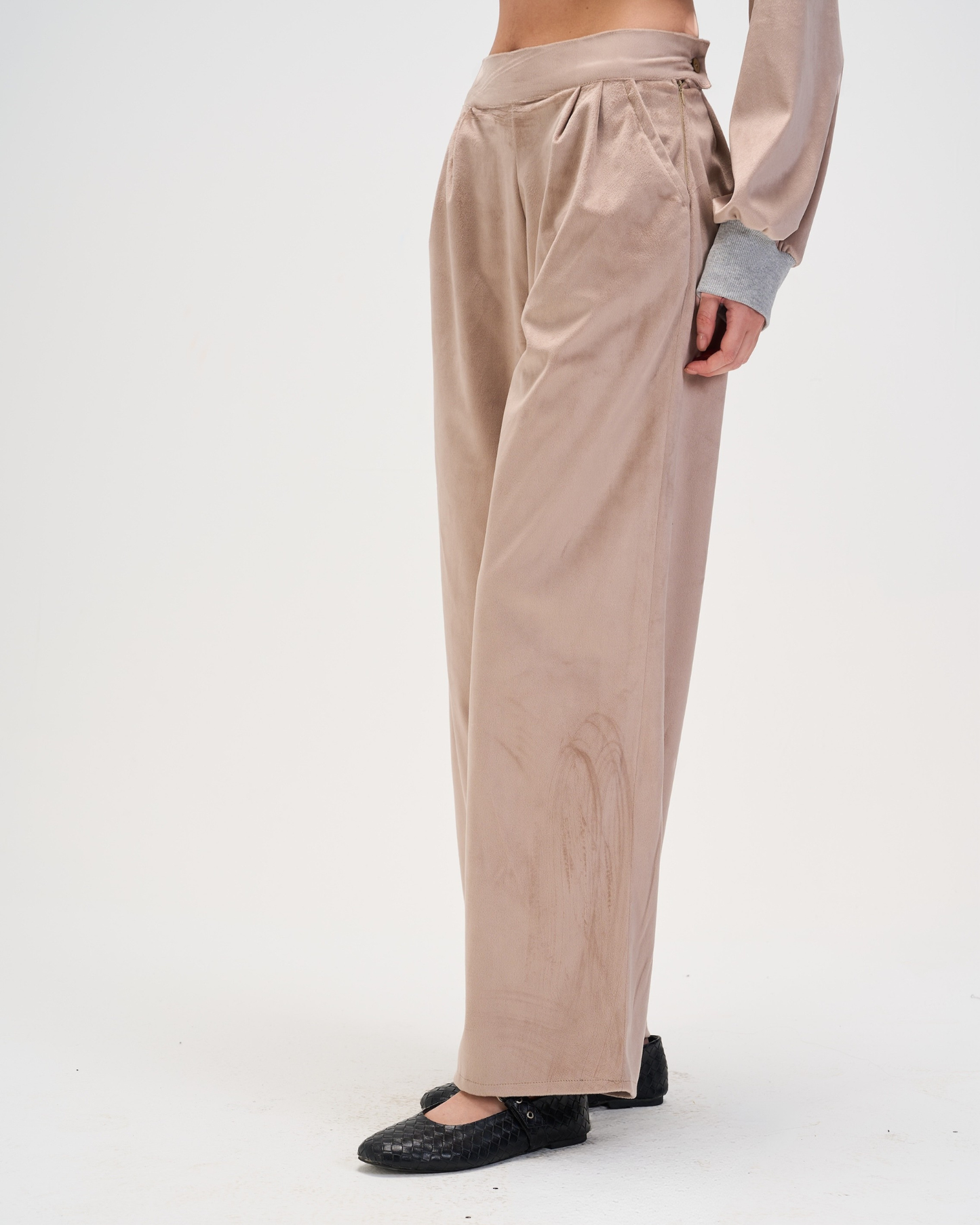 Suede pants in beige