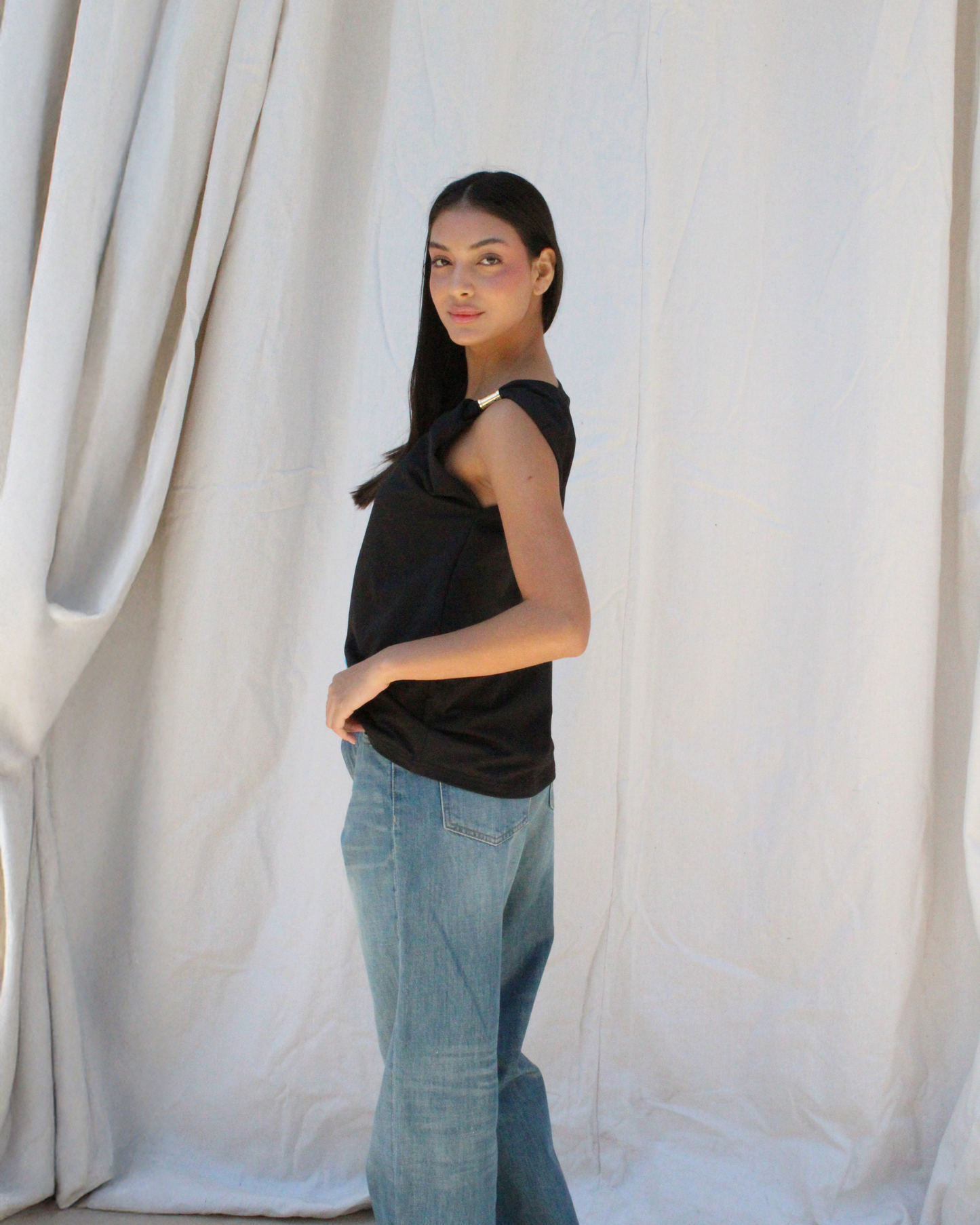 Gold bead top in black