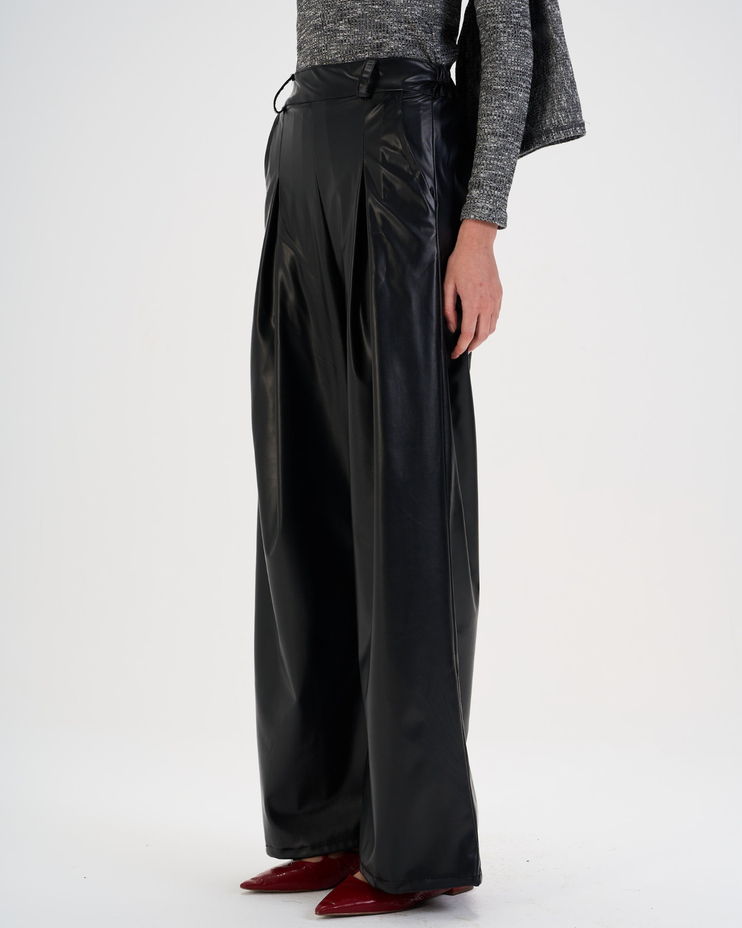 Main pants in black leather