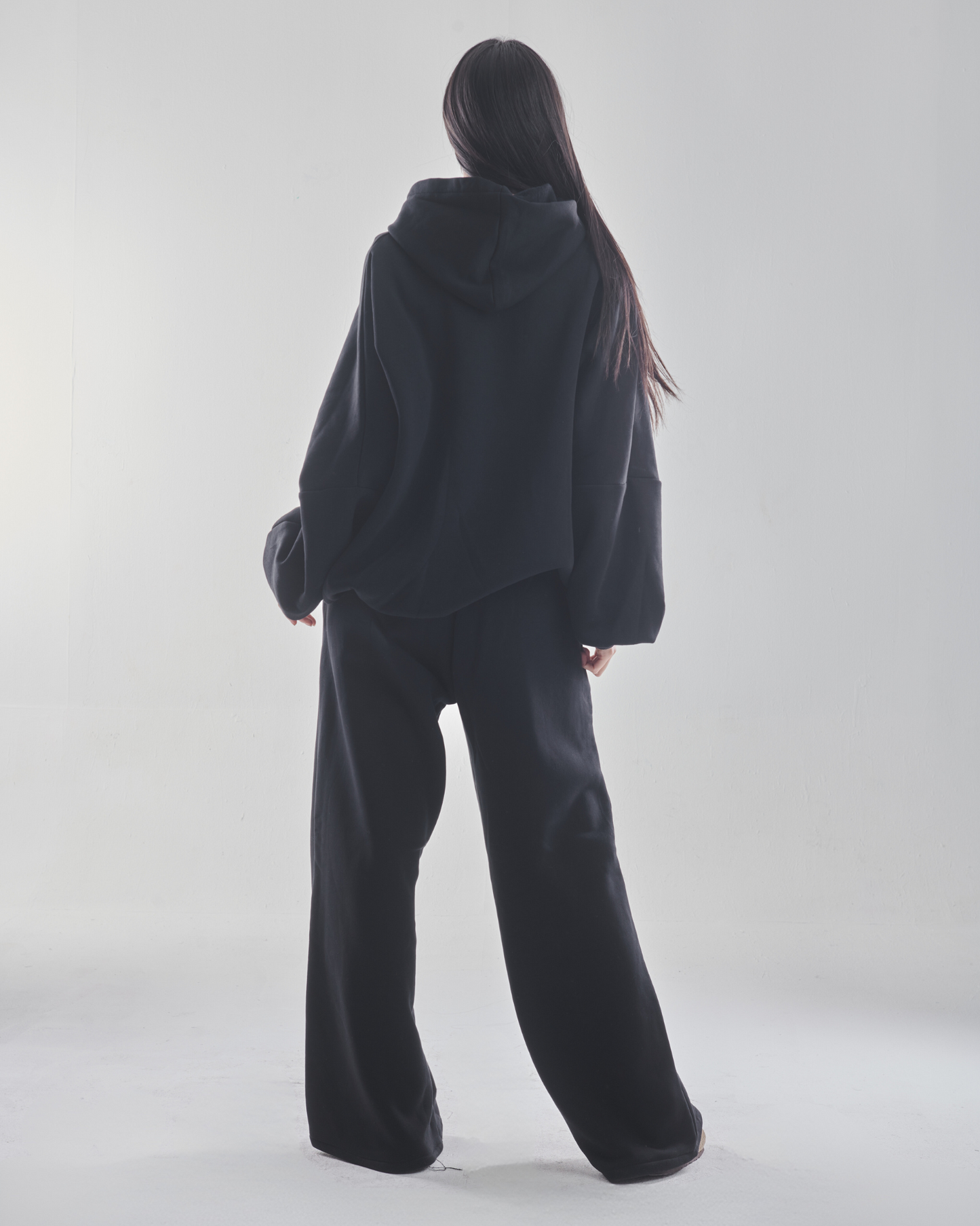 Drop sleeves sweatshirt in black