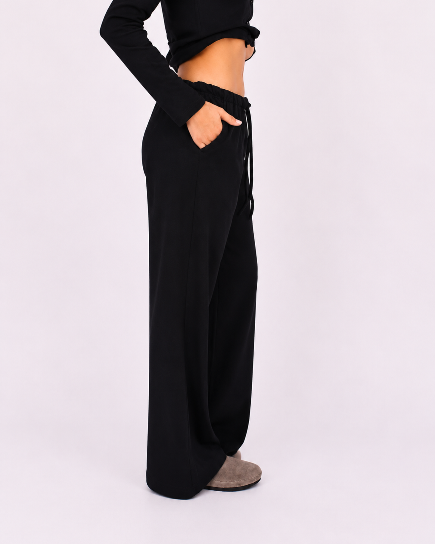 Relaxed pants in black