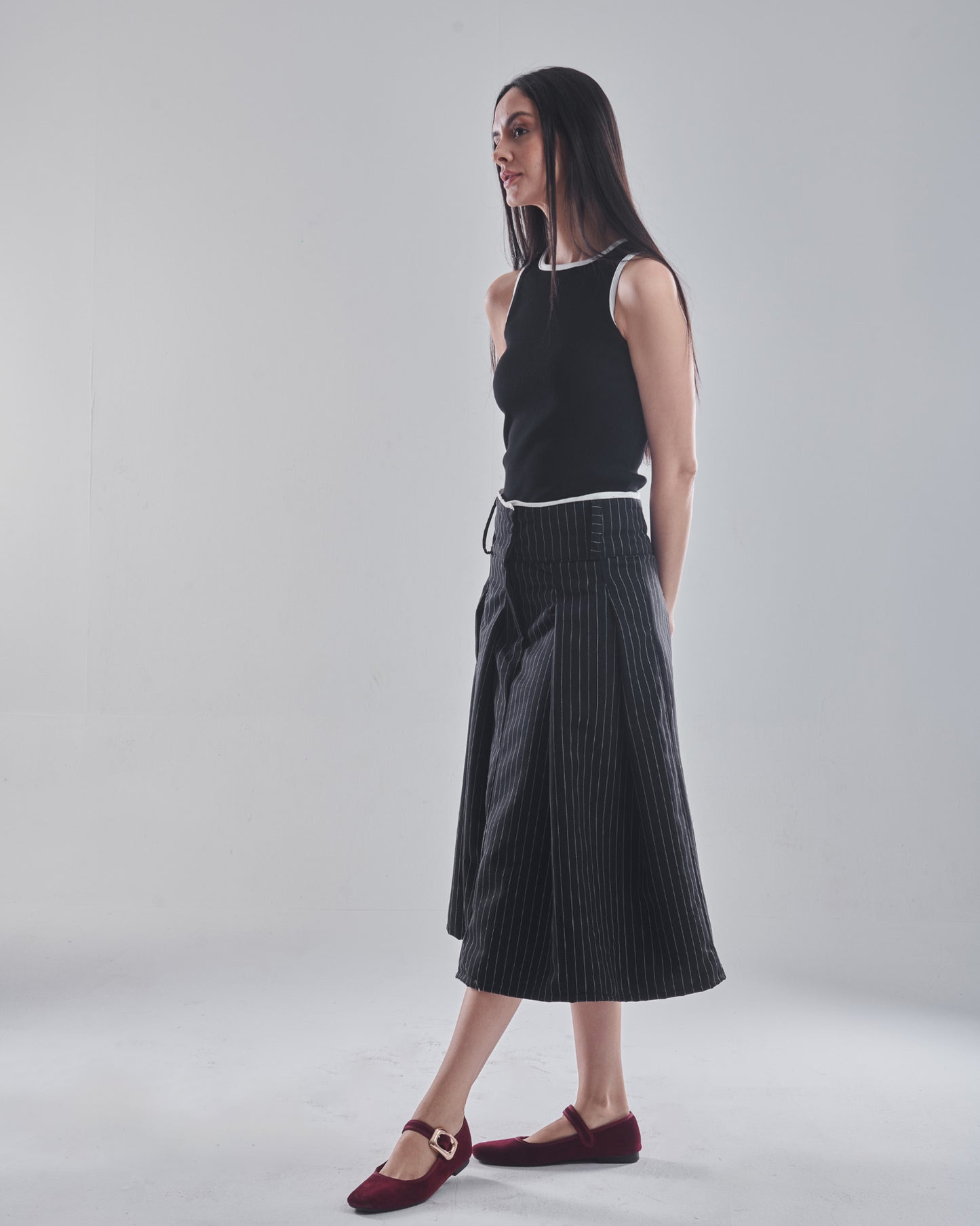 Low waist midi skirt in black