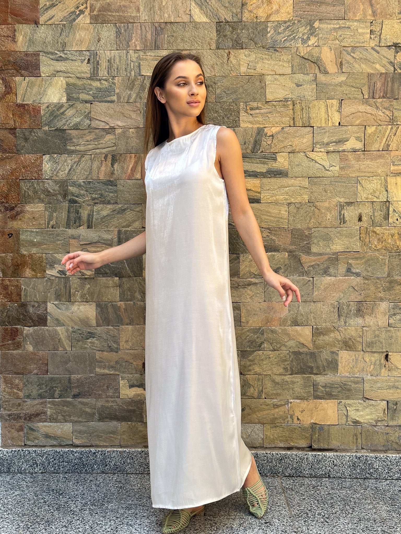 Basic shimmer dress in white