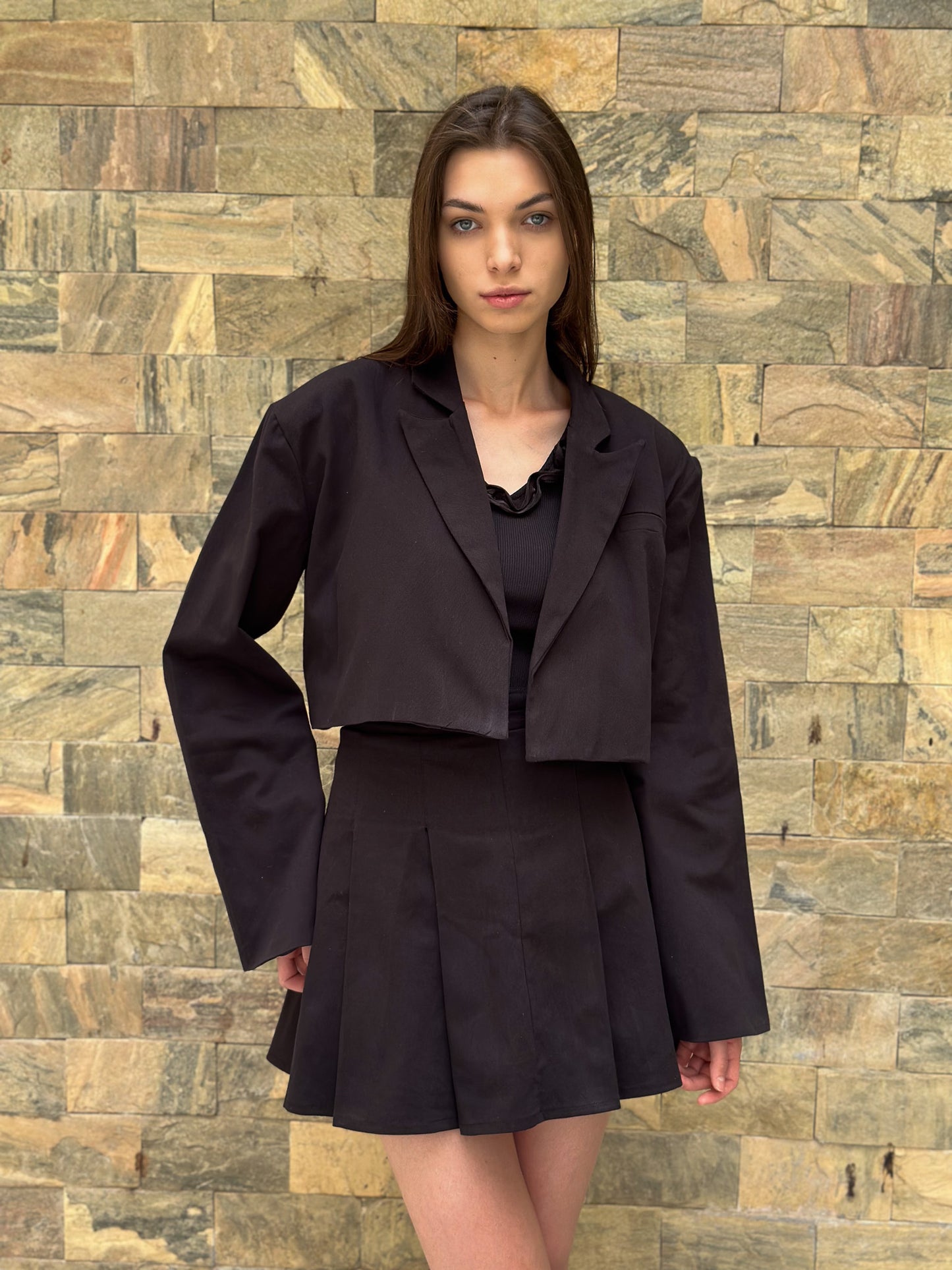 Gabardine cropped blazer in black