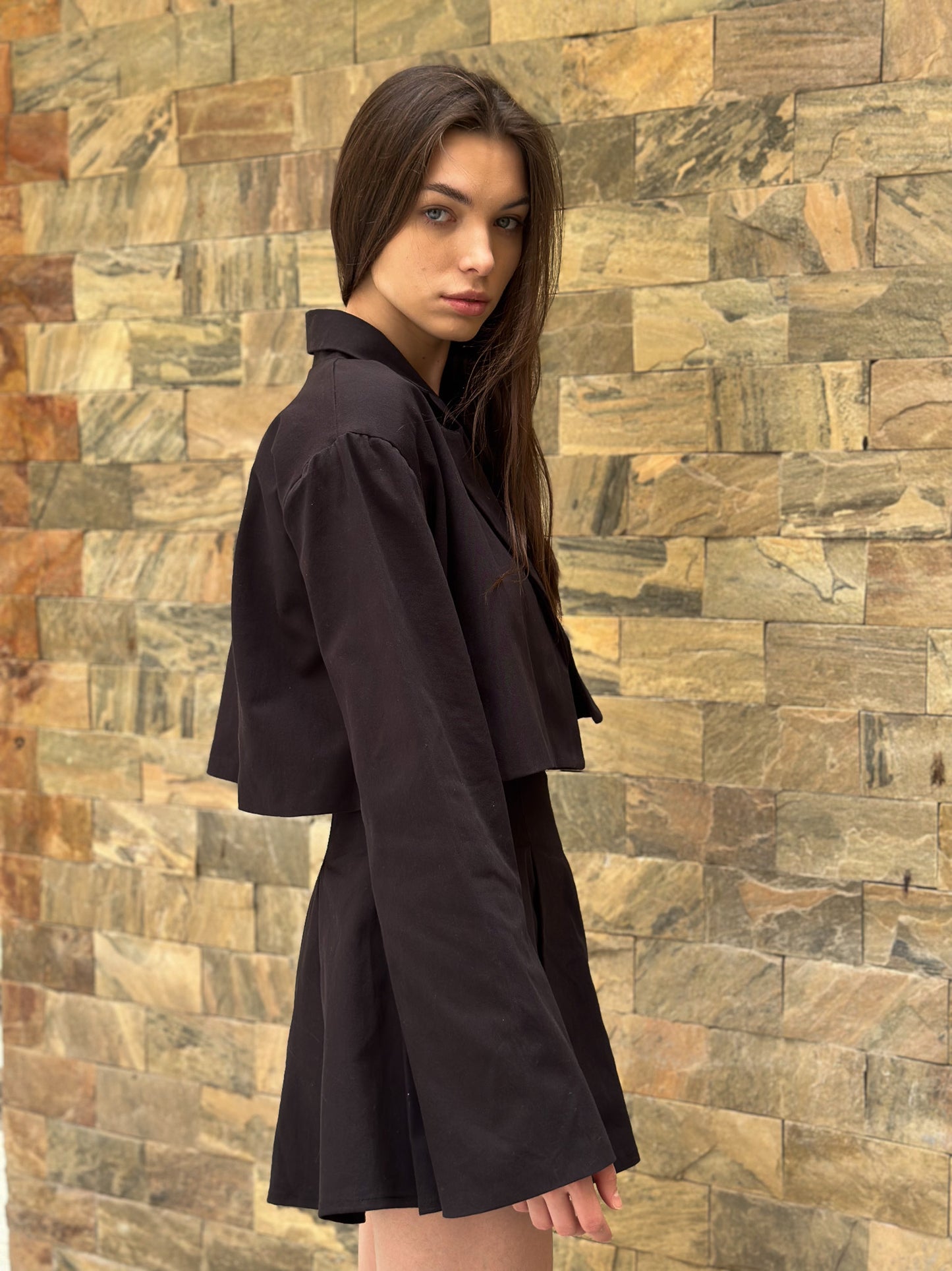 Gabardine cropped blazer in black