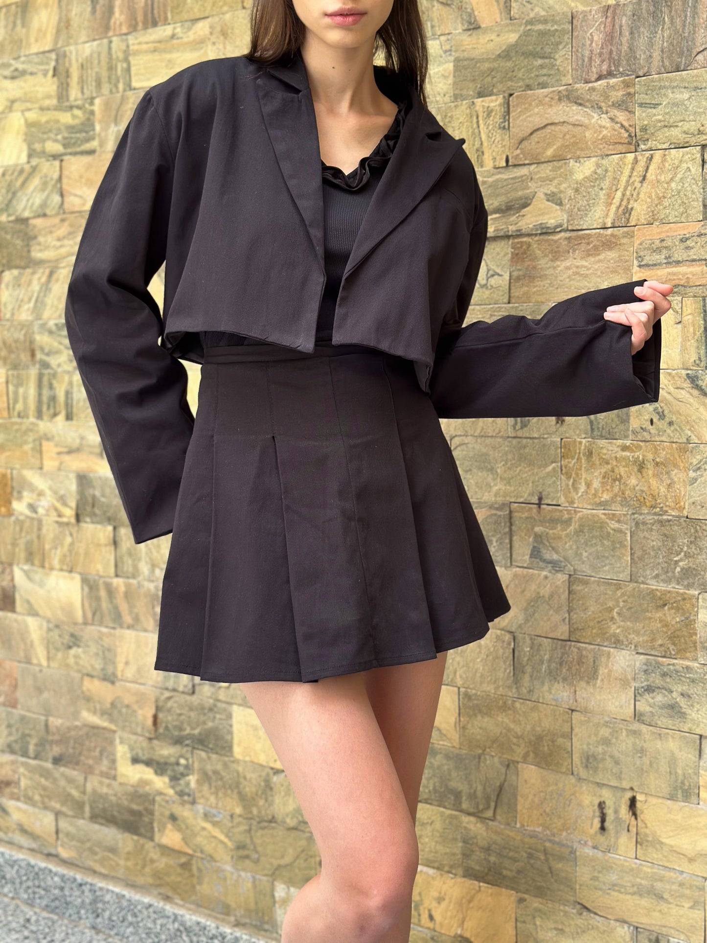 Gabardine cropped blazer in black