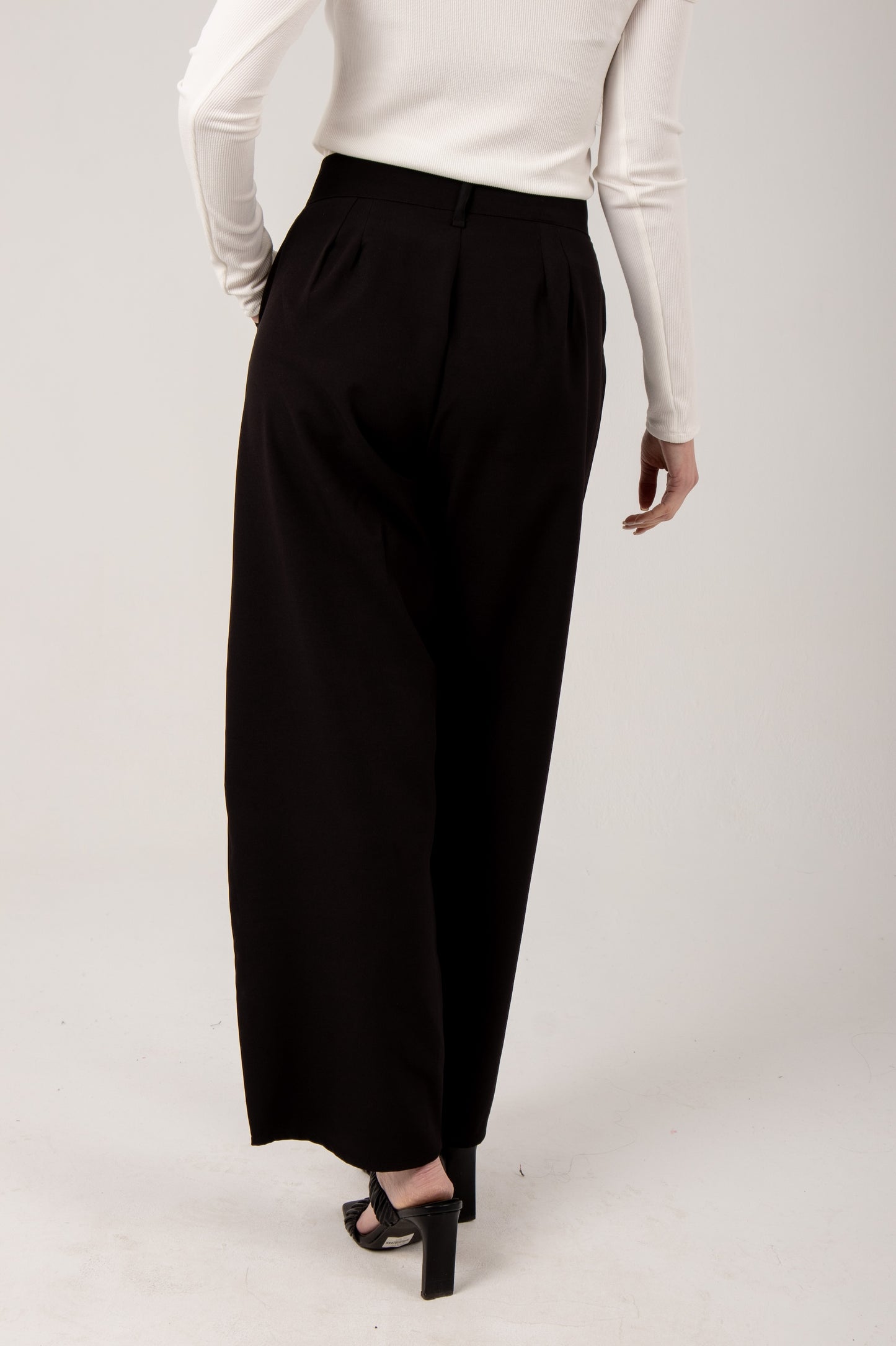 Loose pants in black