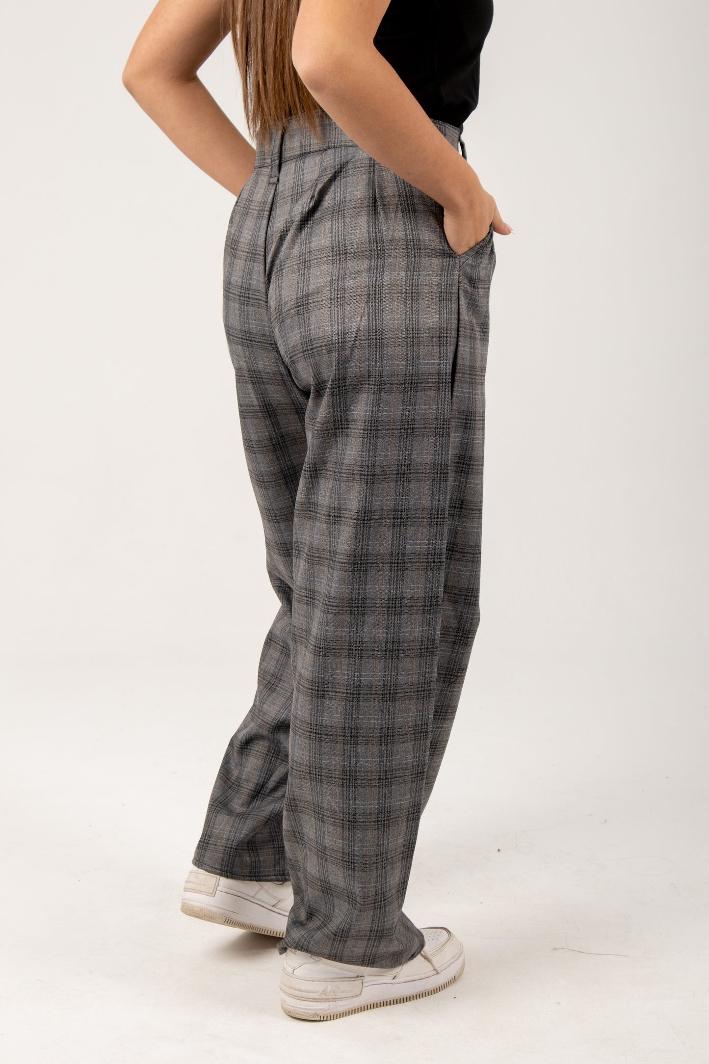 Check pants in grey