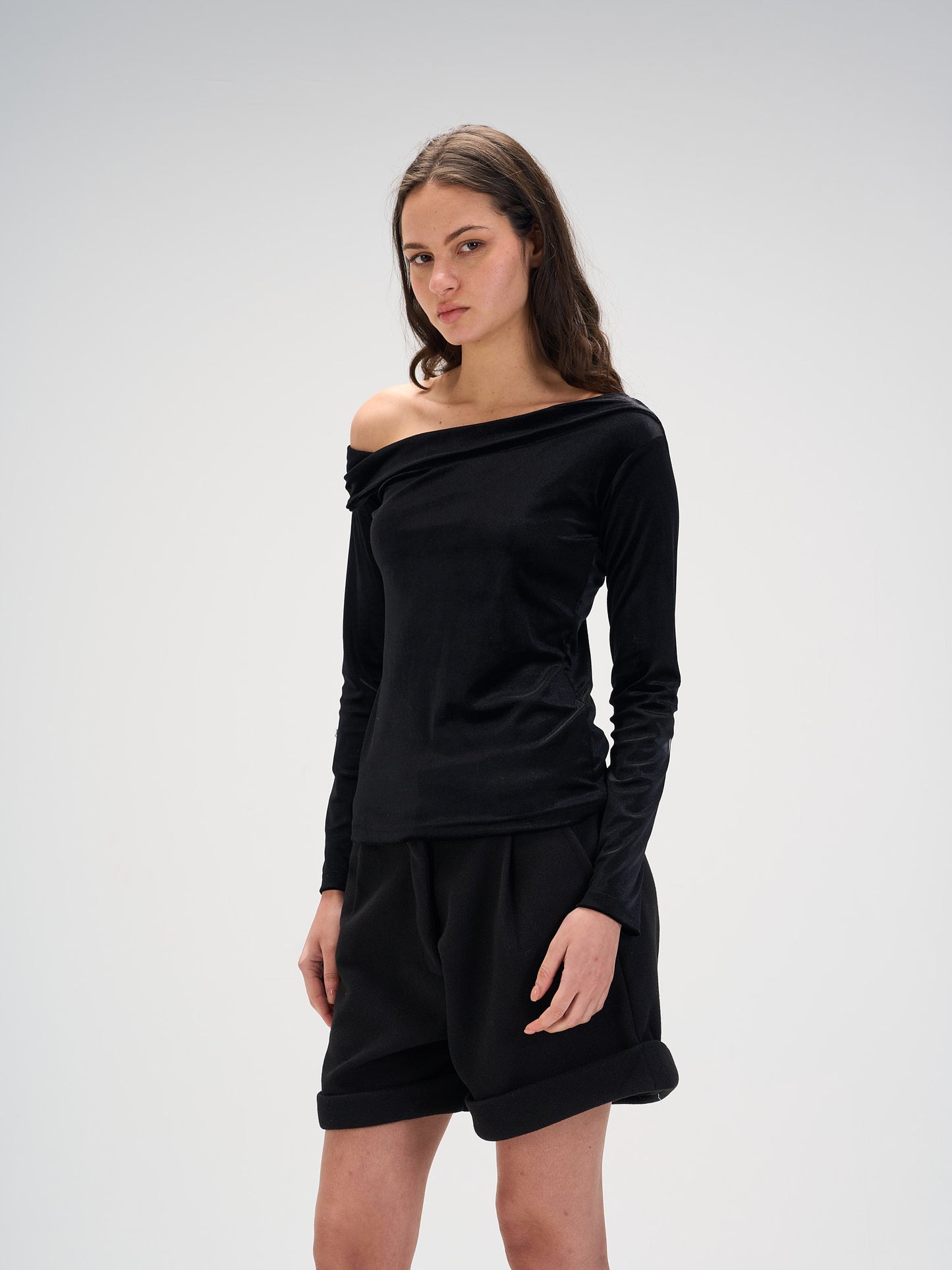 Off shoulder top in velvet black