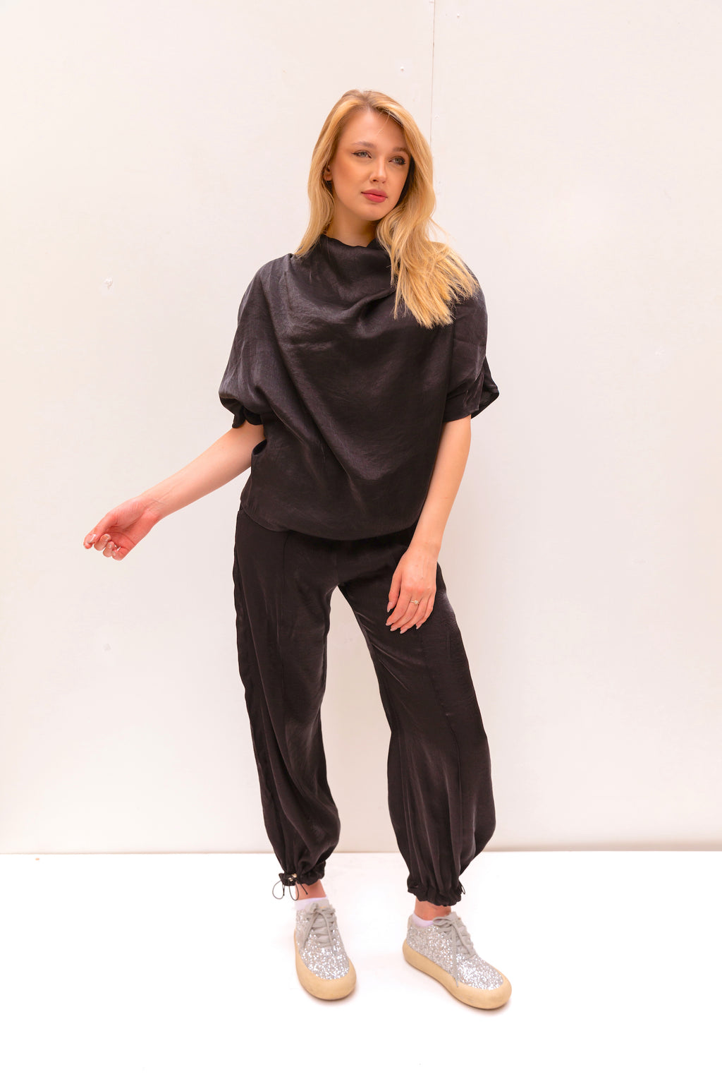 Shimmery pants in black