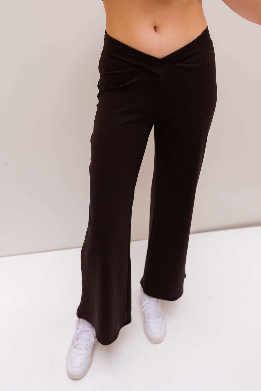 V pants in black