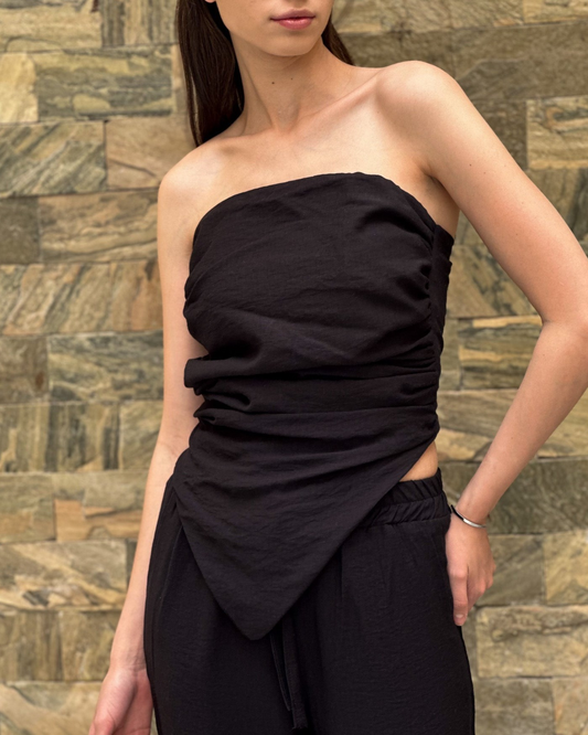 Pleated V top in black