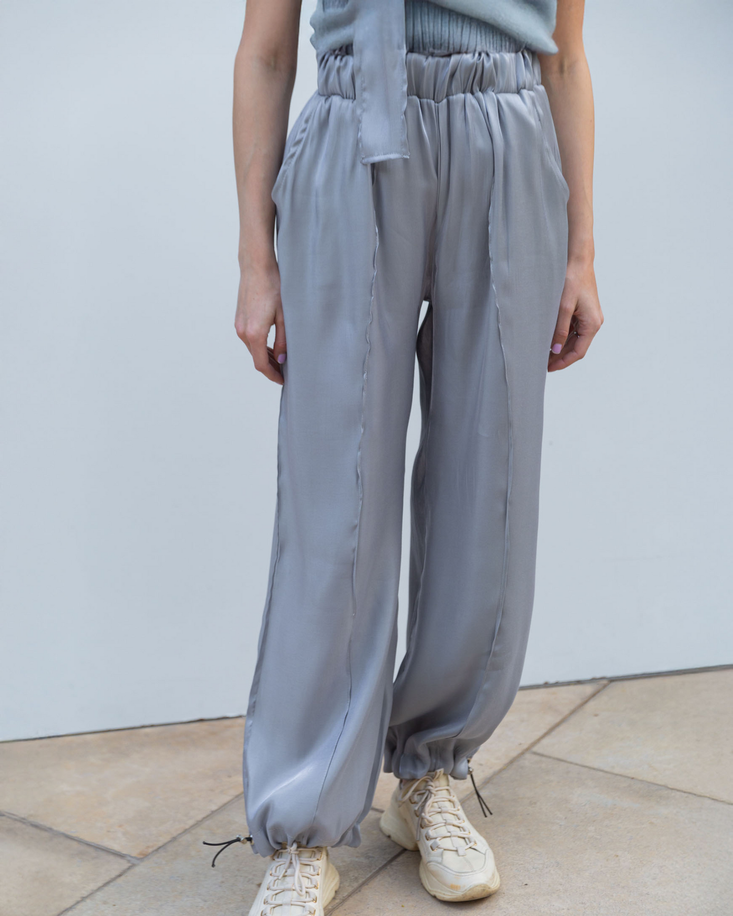 Shimmery pants in grey