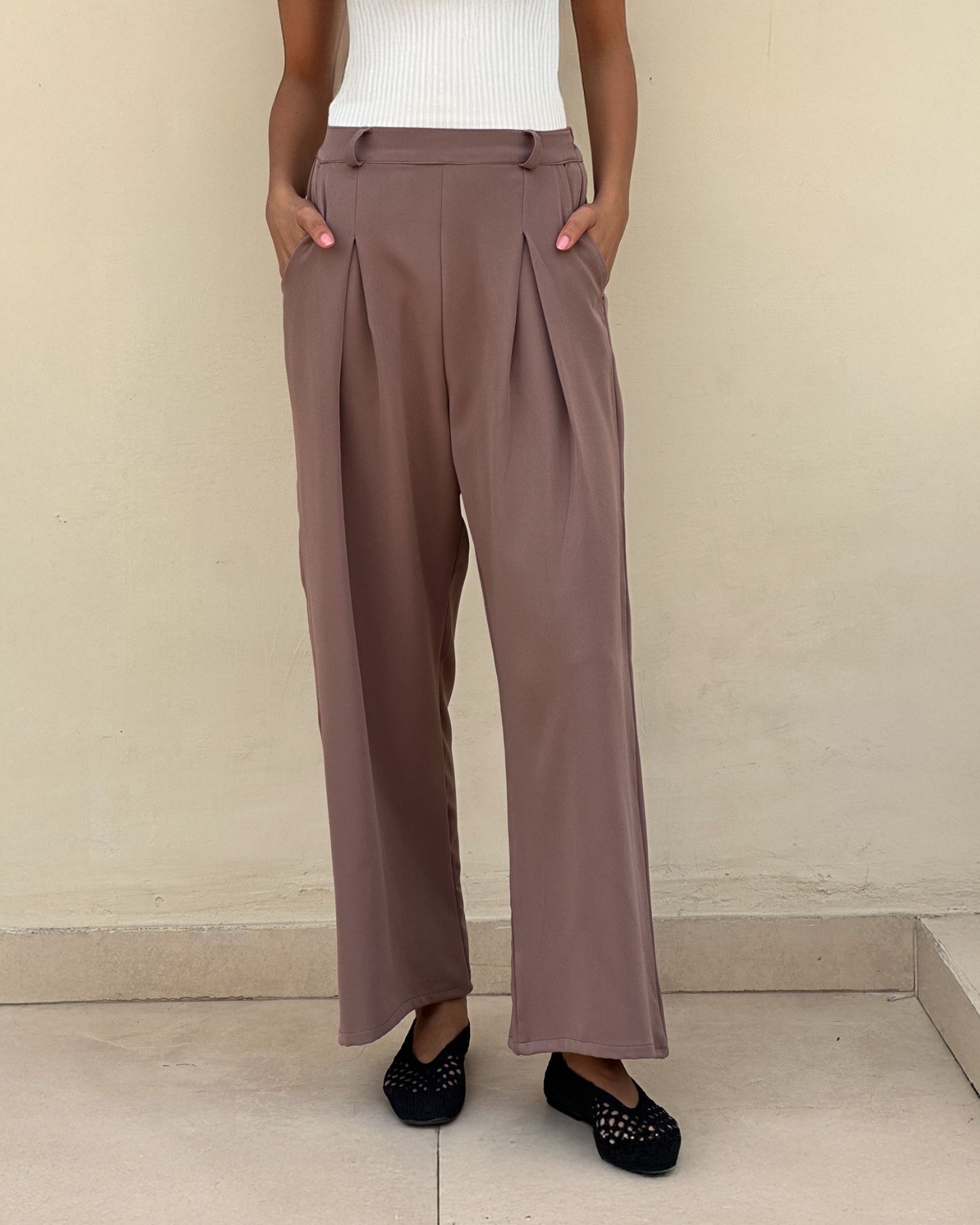 Main pants in dark beige