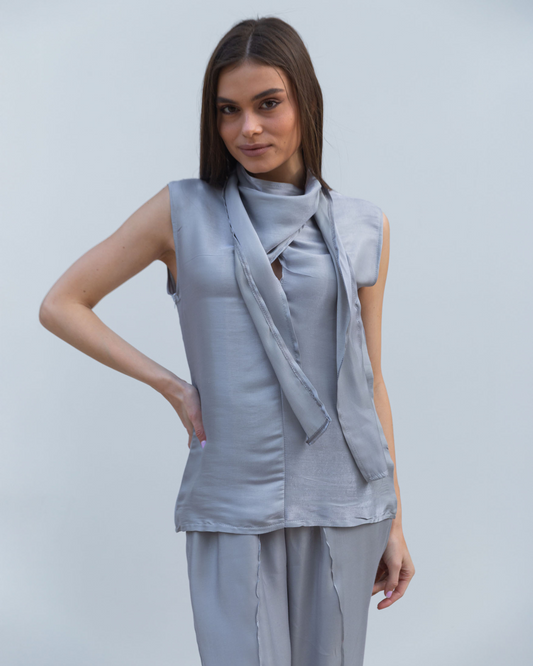 Shimmery top in grey