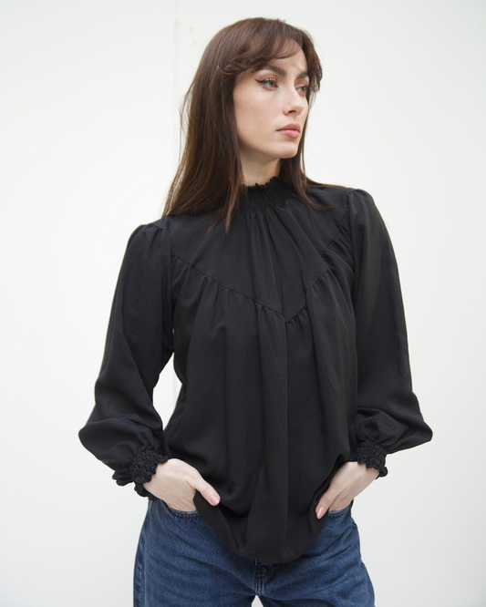 Essential top in black
