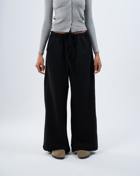 Relaxed pants in black