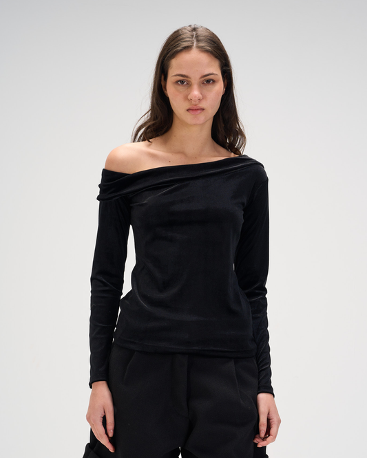 Off shoulder top in velvet black