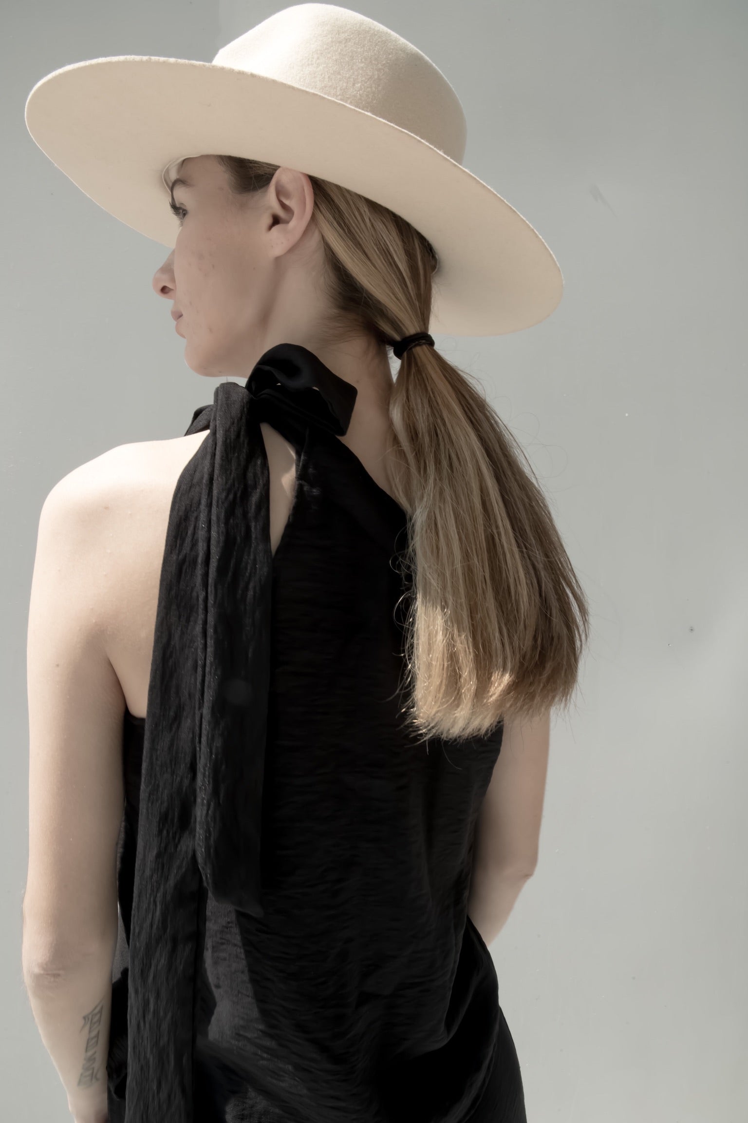 Rise top in black