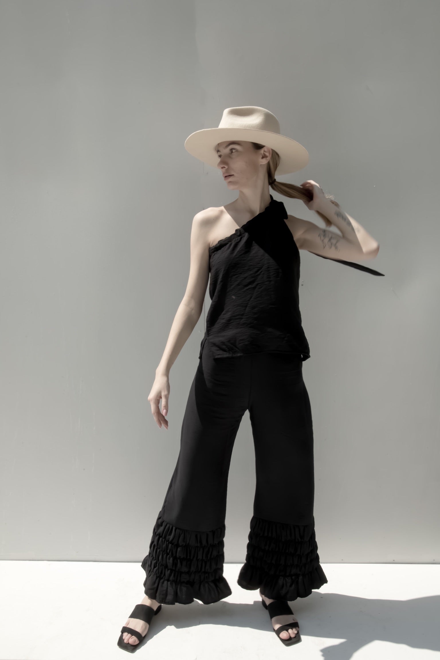 Curly pants in black