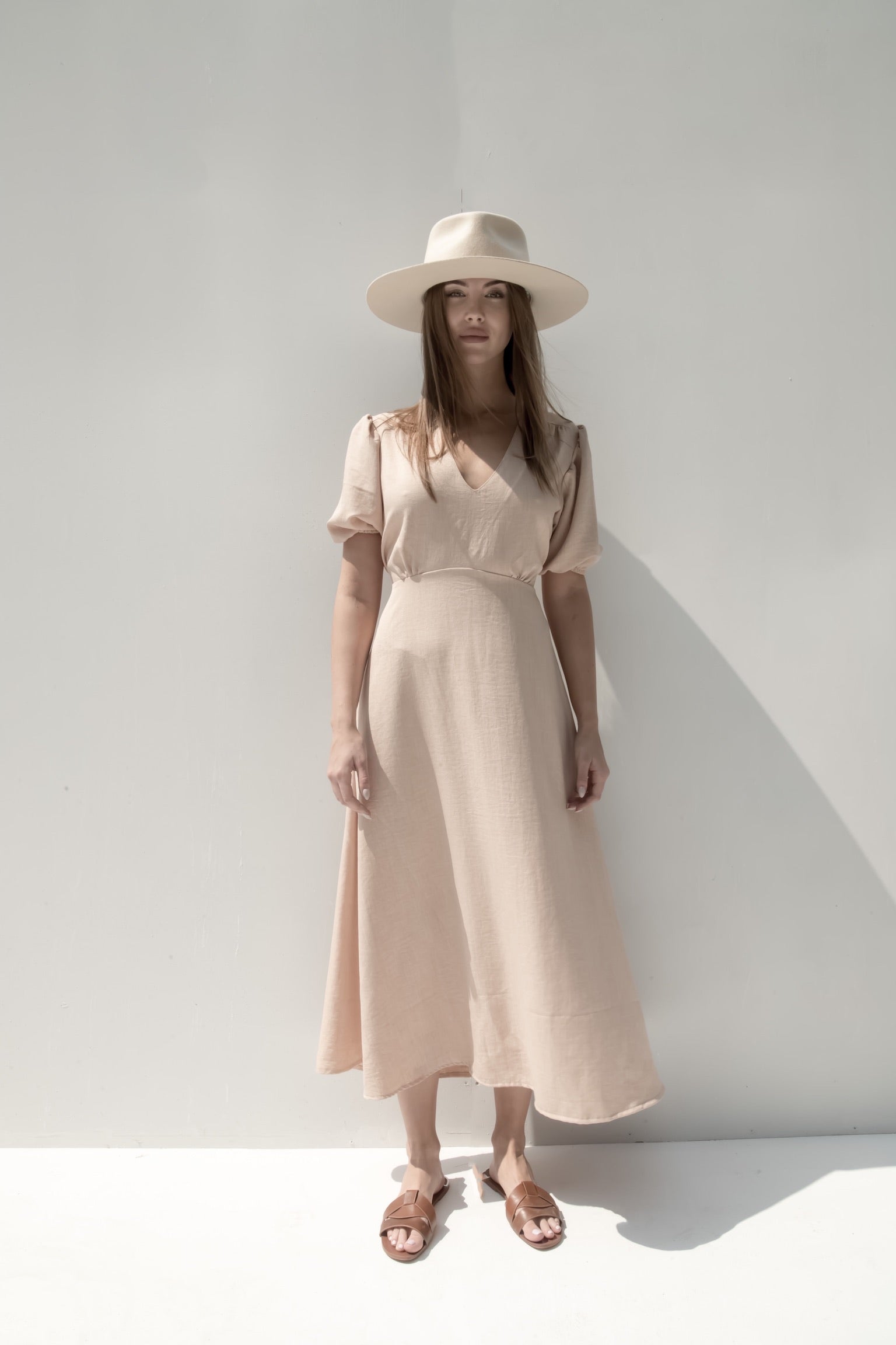 Flow Dress in beige