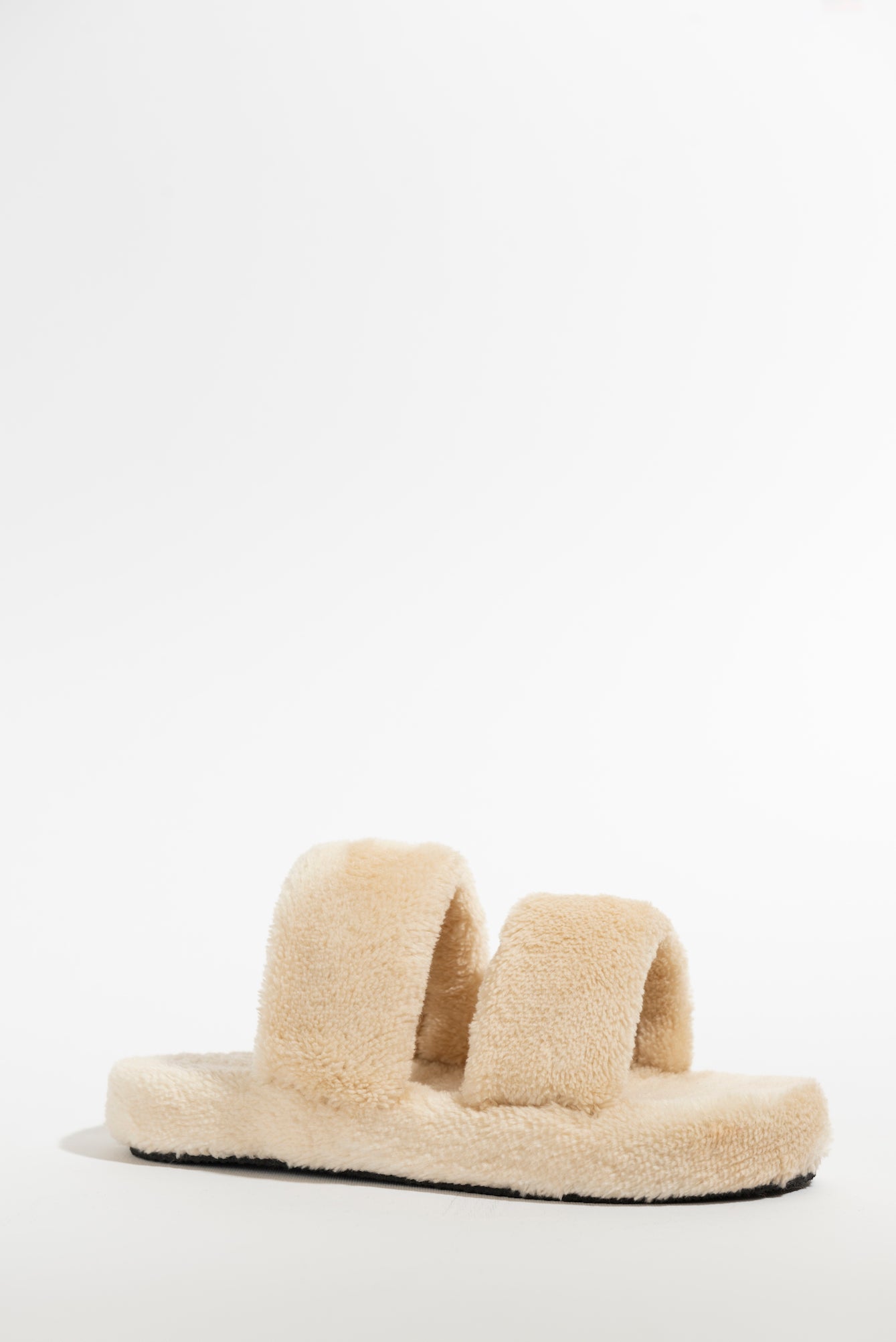 Fluffy slippers in beige