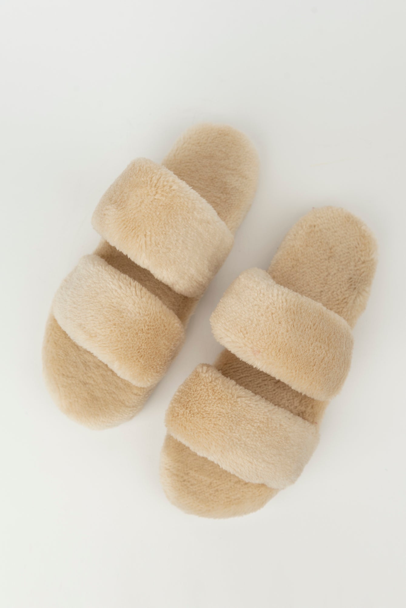 Fluffy slippers in beige