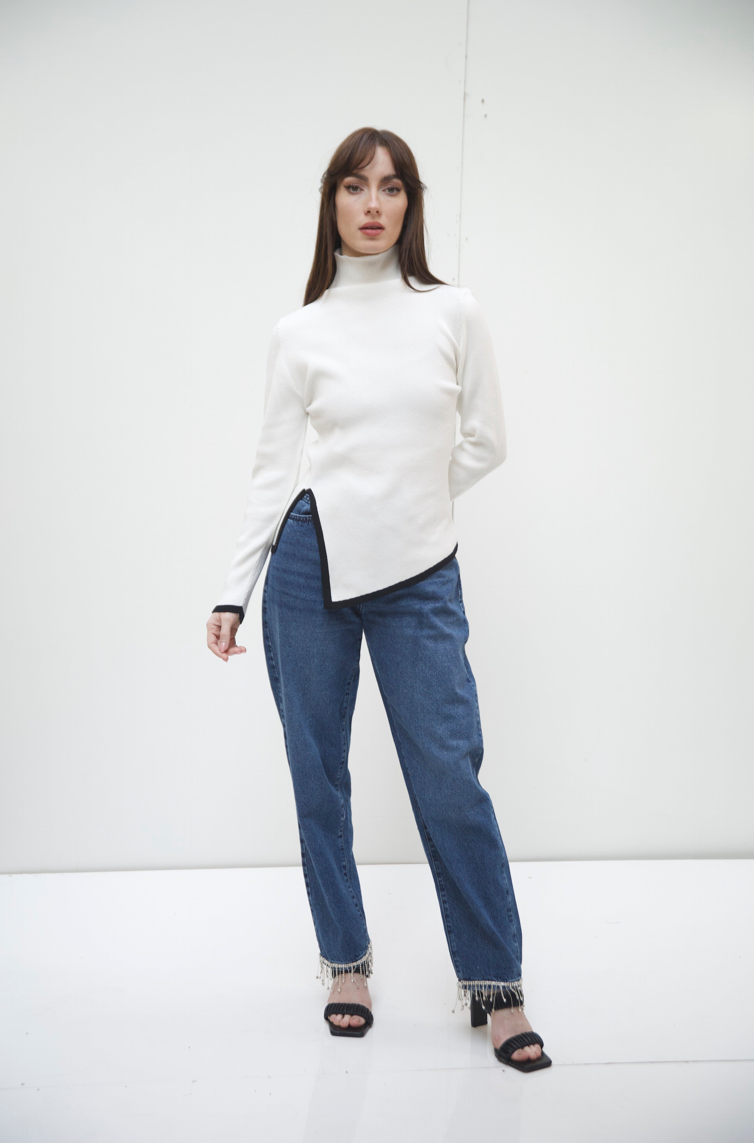 The V turtle neck in white