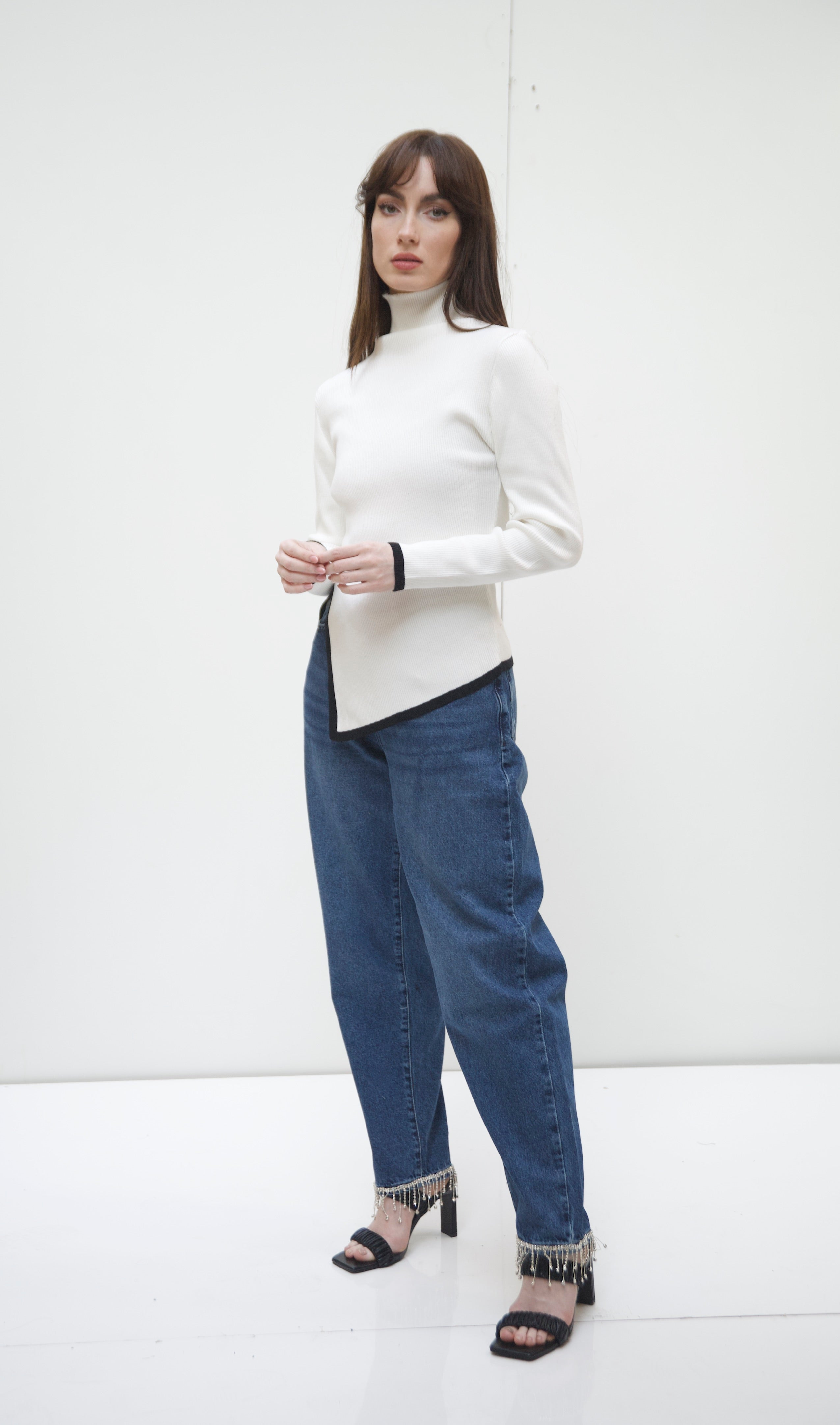 The V turtle neck in white