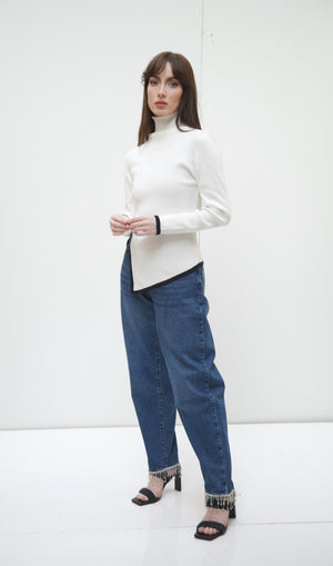 The V turtle neck in white