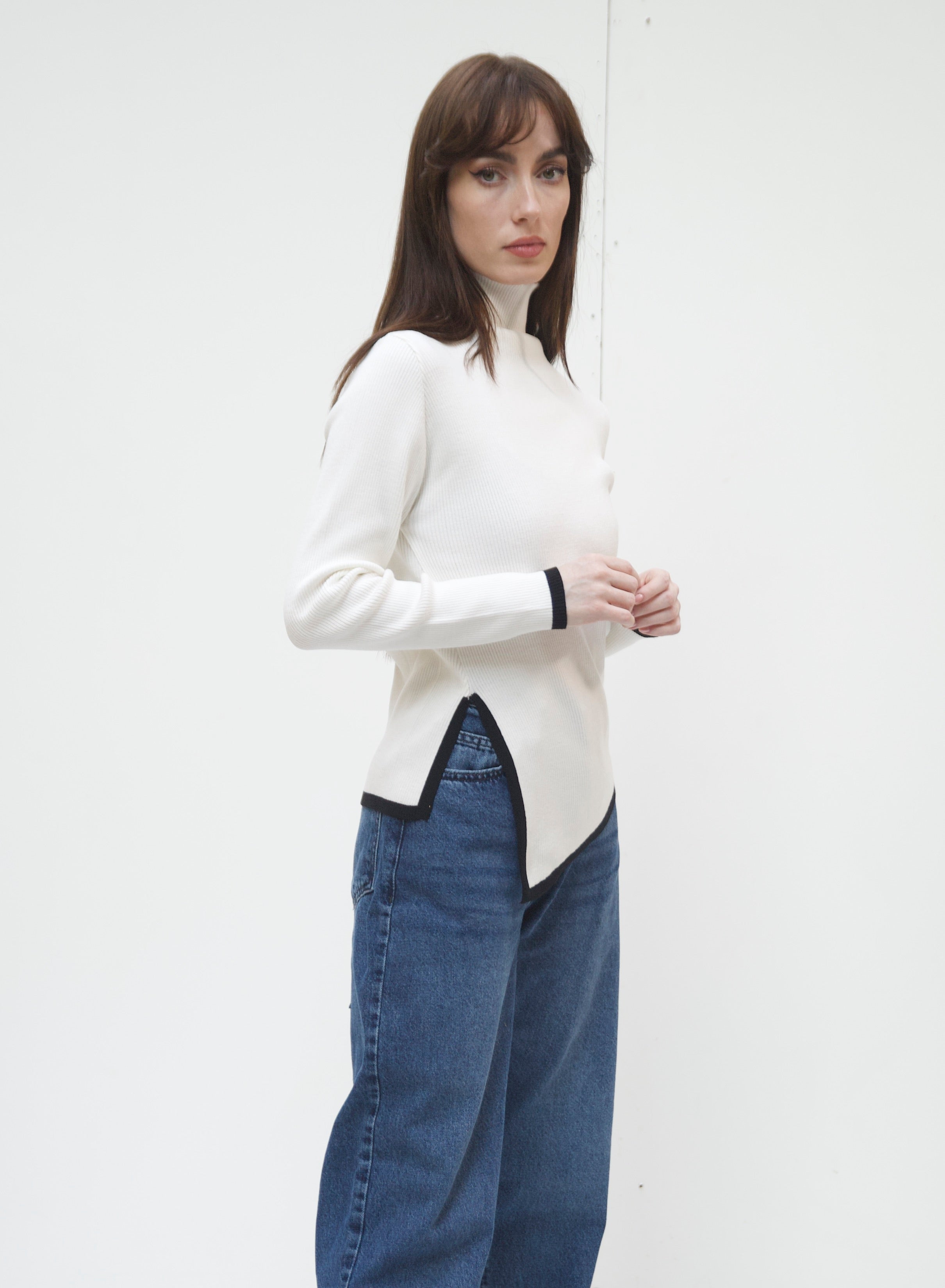 The V turtle neck in white