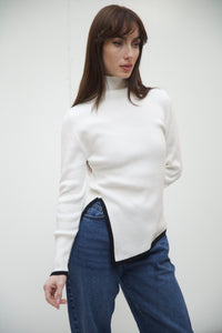The V turtle neck in white