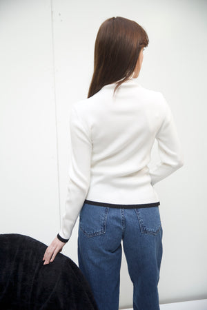 The V turtle neck in white
