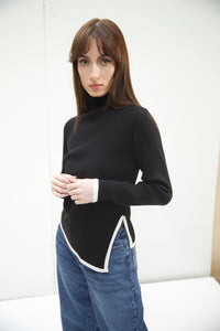 The V turtle neck in black