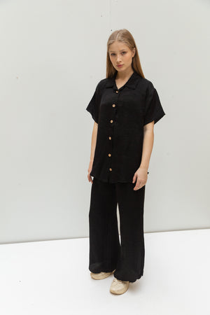 Pleated shirt in black