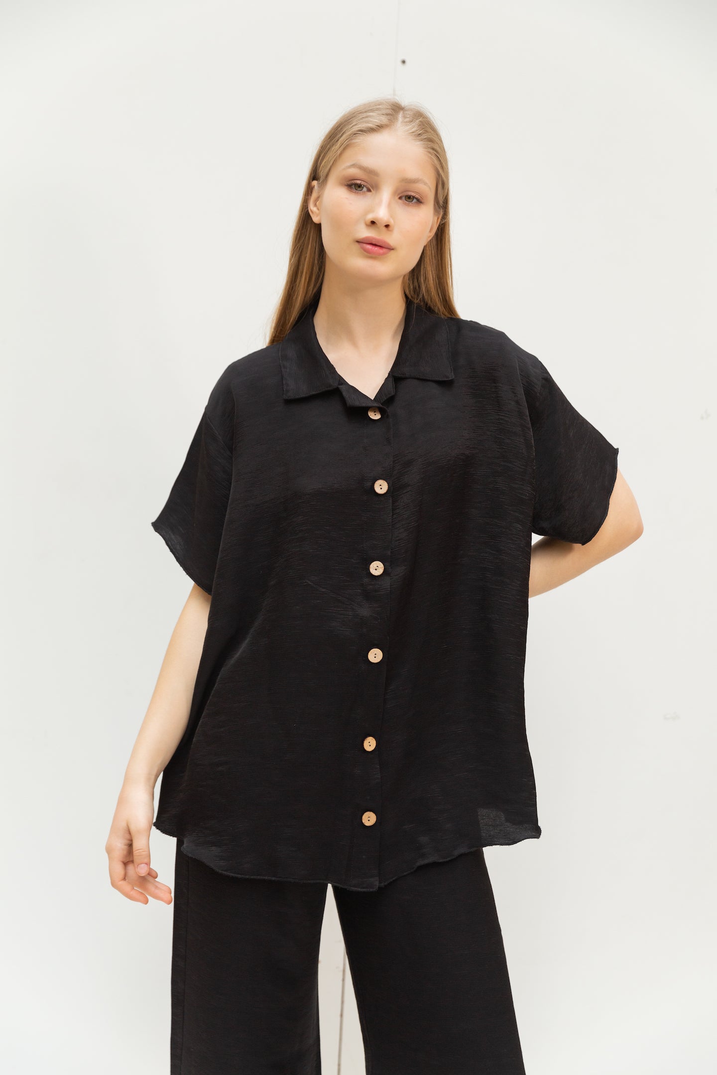 Pleated shirt in black